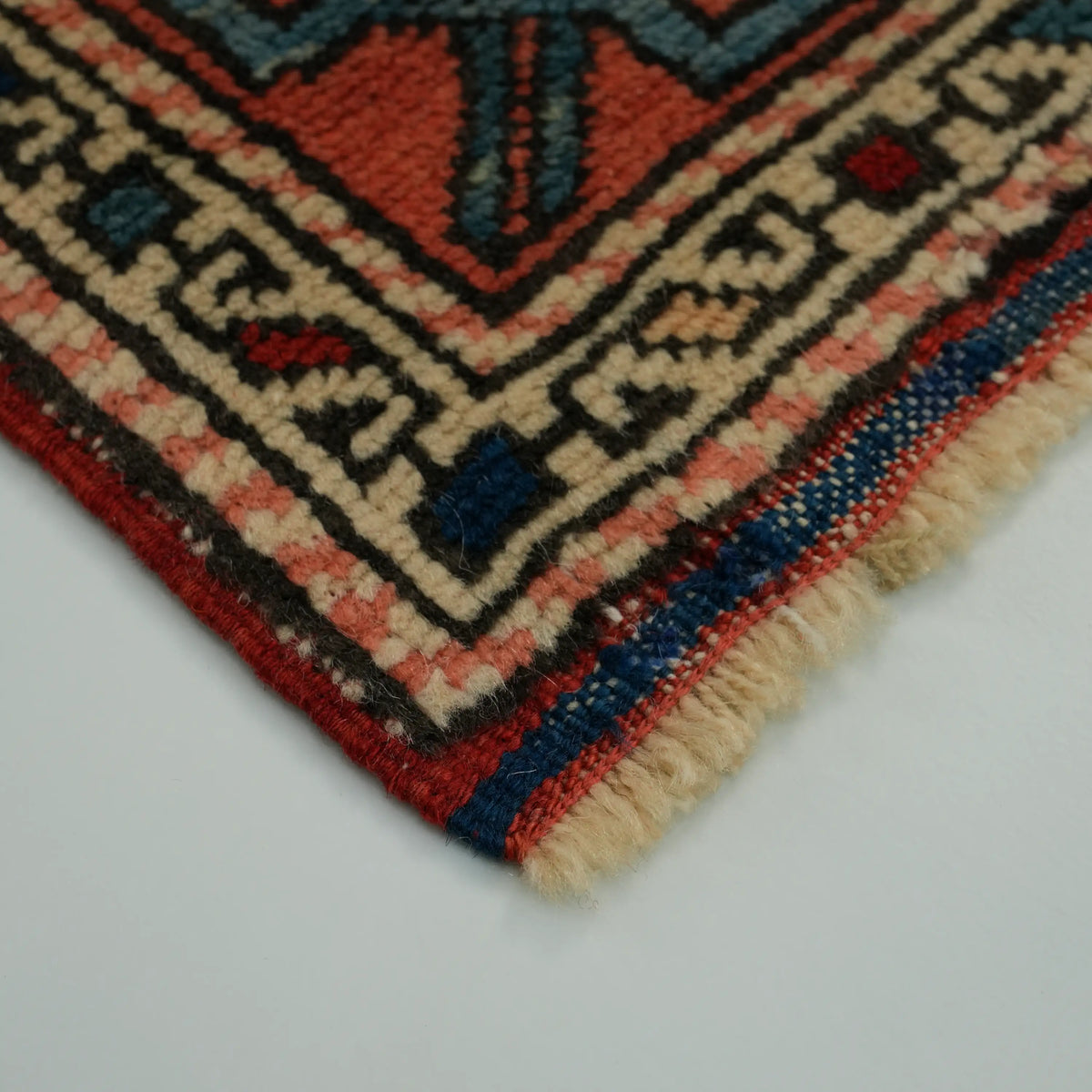 Seccade Desenli Kırmızı Kök Boyalı Kirmen Köy Dokuma Ayvacık Halısı — yün