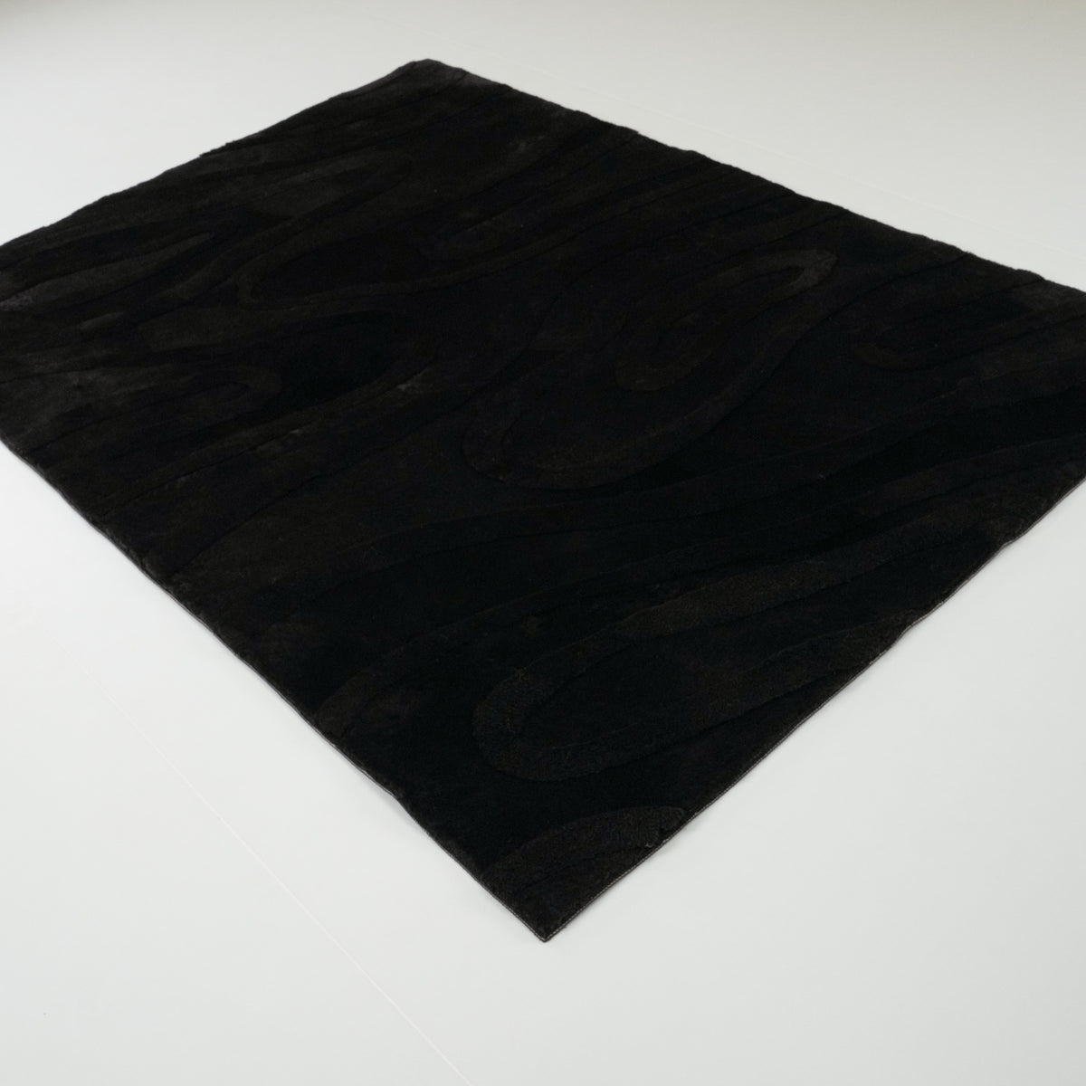 Siyah Soyut Desenli Kuzu Postu Halı, 169x239 cm — Halıcızade