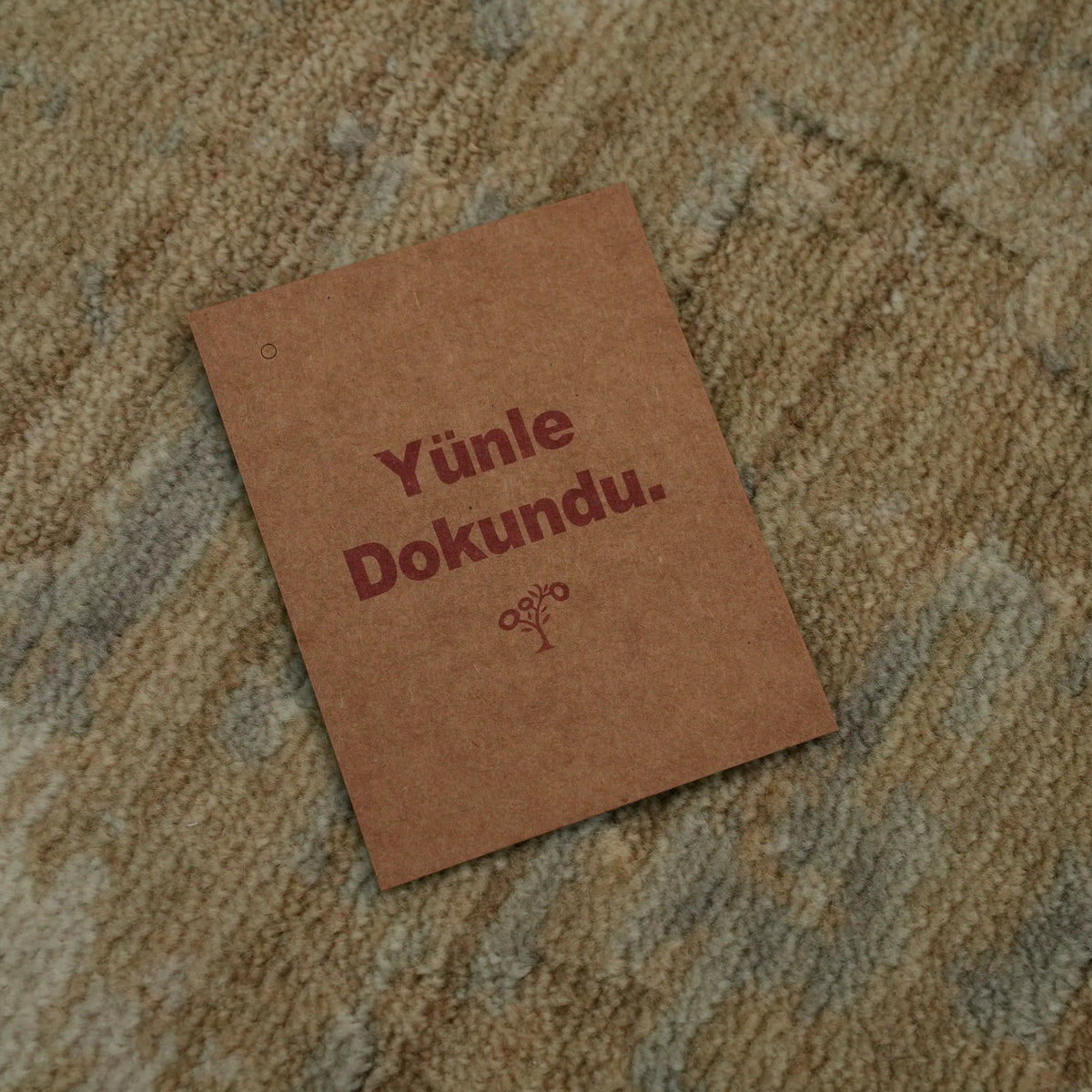 Soyut Desenli Krem Yün Modern Tezgah Dokuma Halı — doğal elyaf