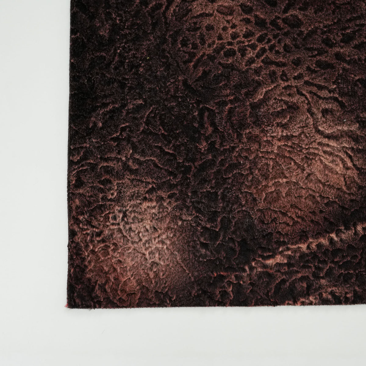 Soyut Desenli Siyah Kuzu Postu Halı — modern tasarım