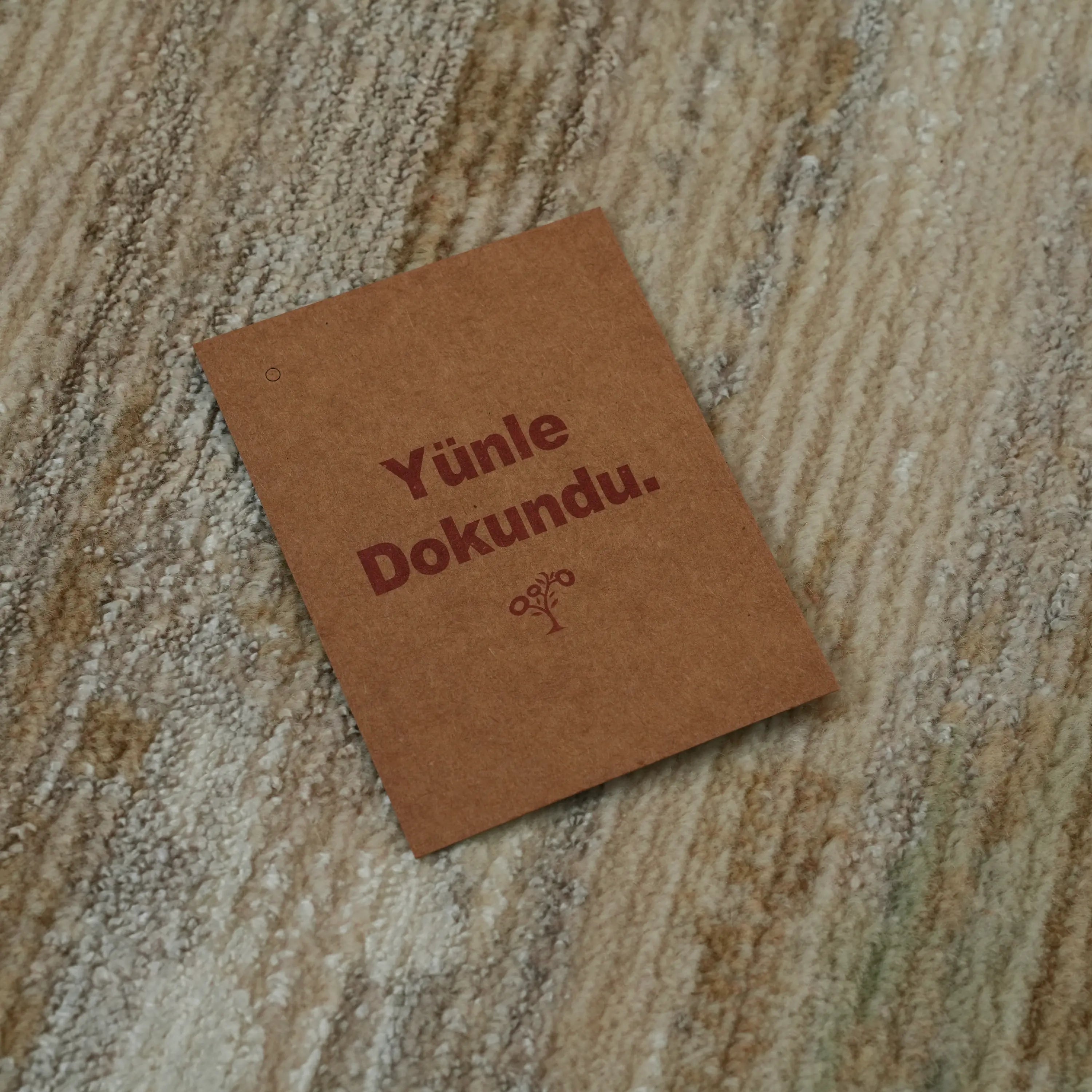 Soyut Desenli Yün Krem Tezgah Dokuma Halı