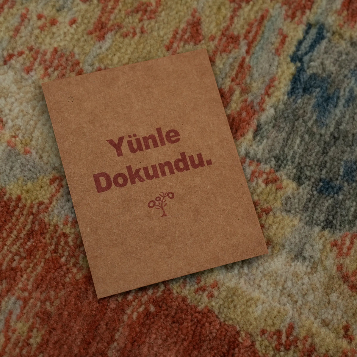 Soyut Desenli Yün Modern Krem Tezgah Dokuma Halı — doğal elyaf