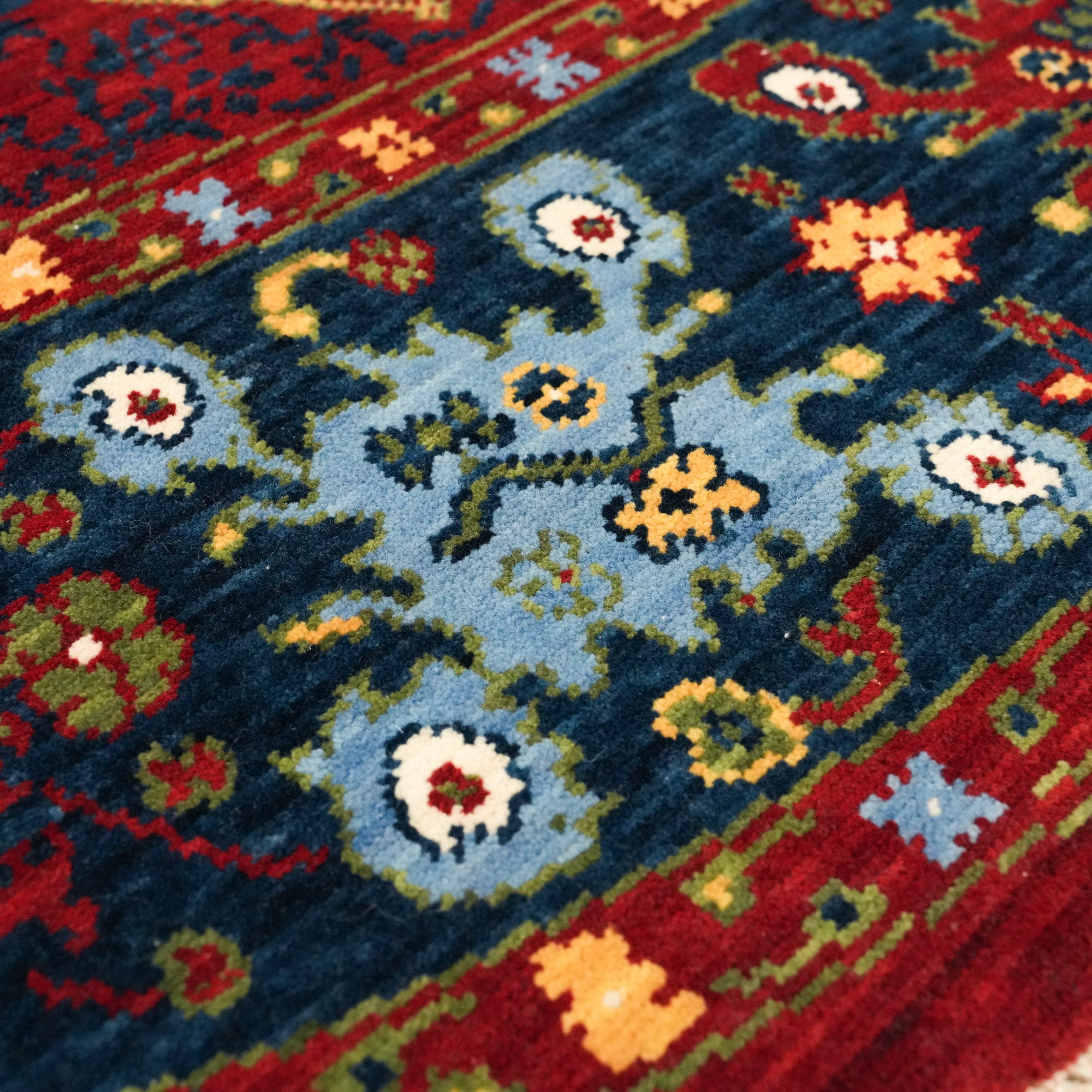 Tempus Serisi Madalyon Desenli Kırmızı Yuvarlak Yün Tezgah Dokuma Halı