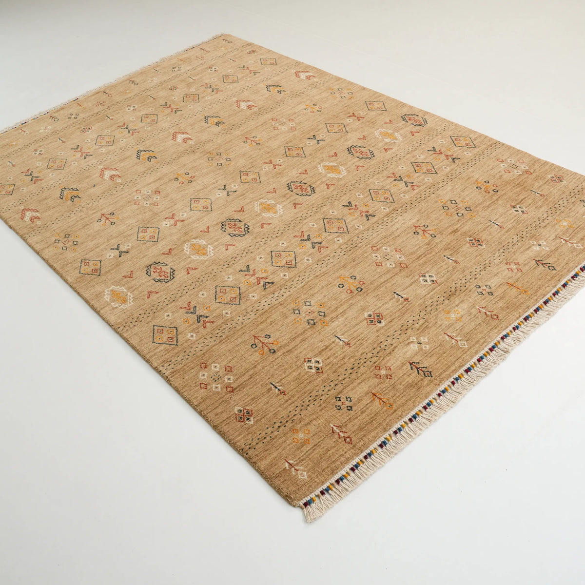 Urkum Serisi Otantik Desenli Bej Yün Tezgah Dokuma Halı, 60x90 – 230x330 cm — Halıcızade