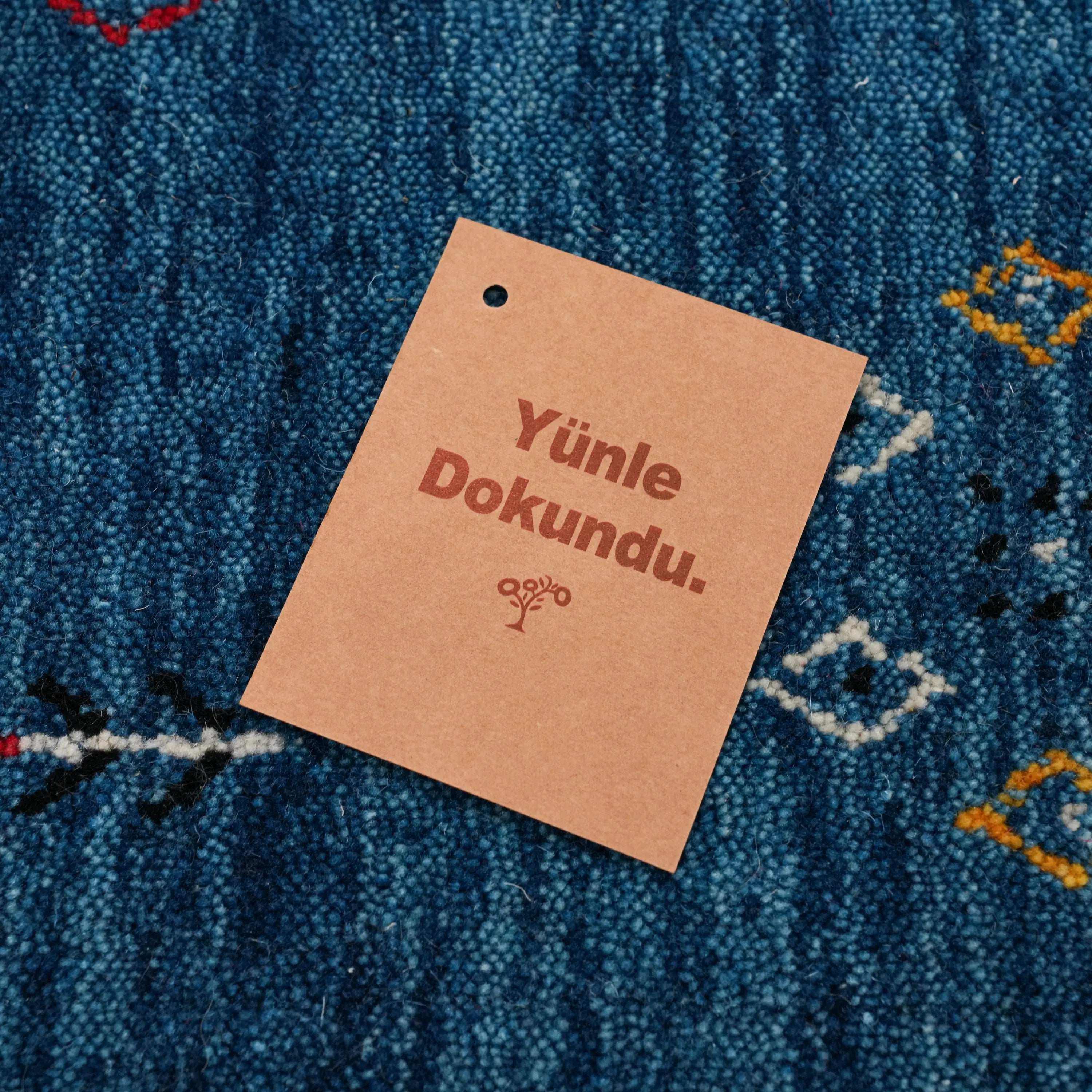 Urkum Serisi Otantik Desenli Mavi Yün Tezgah Dokuma Yuvarlak Halı