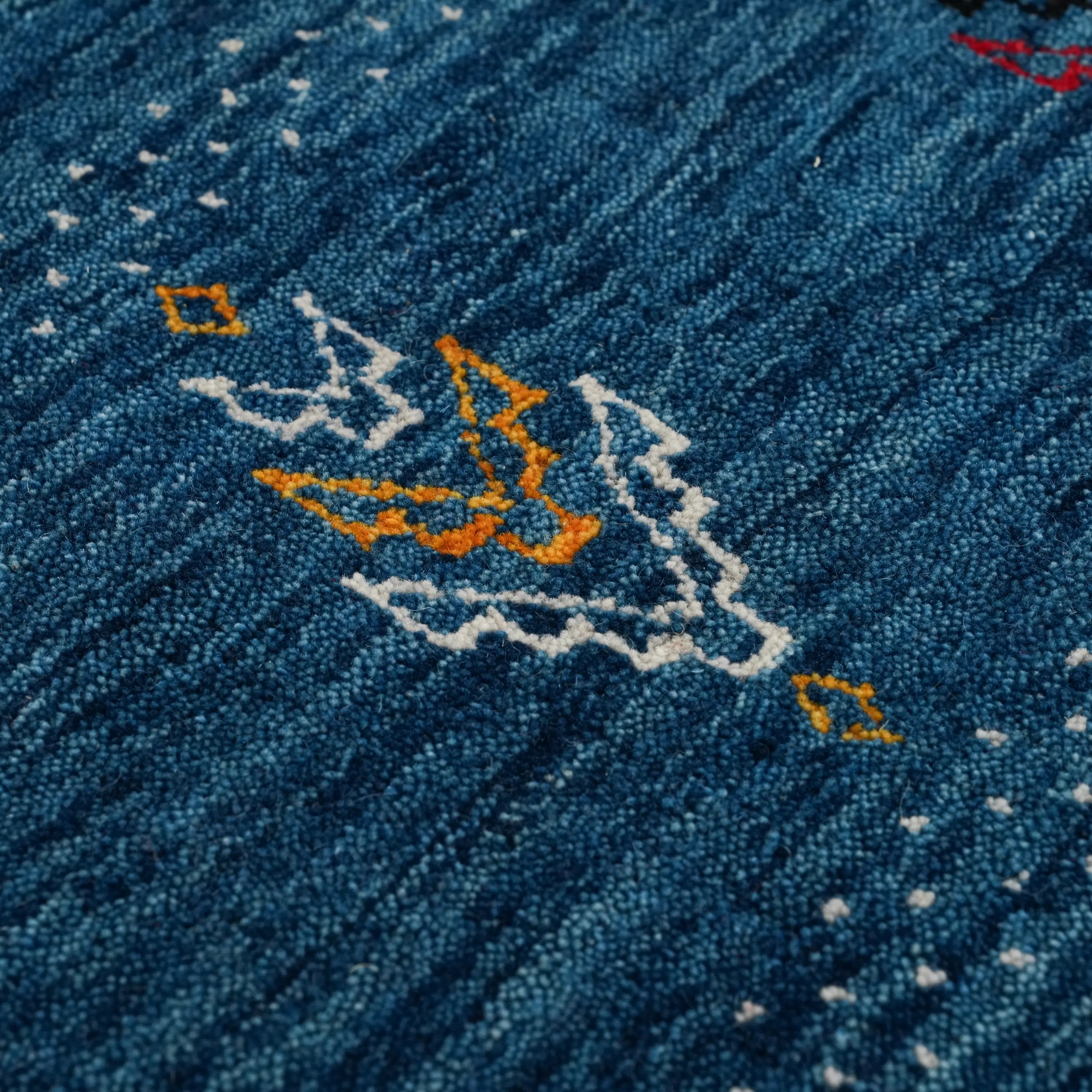 Urkum Serisi Otantik Desenli Mavi Yün Tezgah Dokuma Yuvarlak Halı