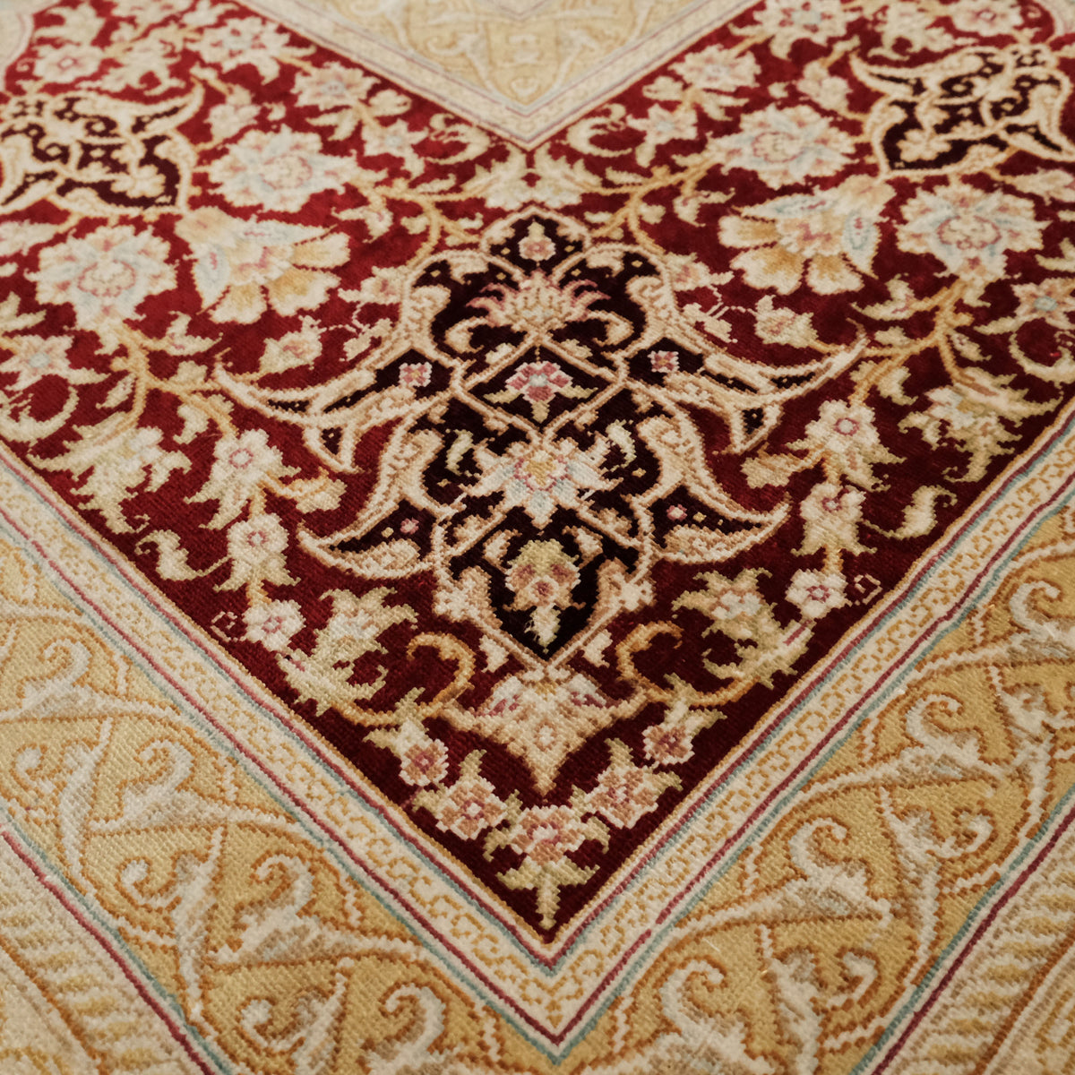 Uşak Desenli El Dokuma Krem İpek Halı — madalyon desenli