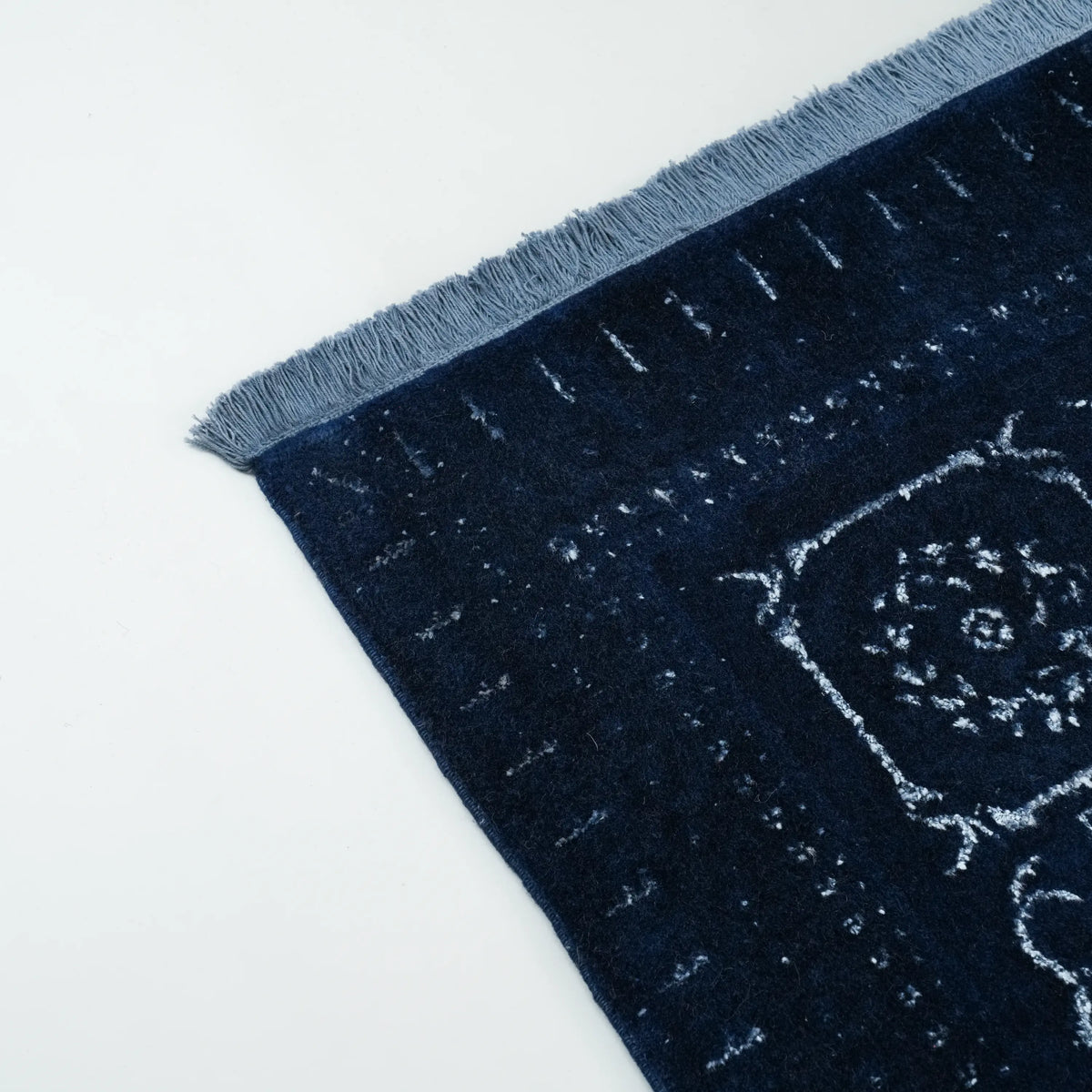 Versace Serisi El Dokuma Versace Desenli İpekli Lacivert Halı — klasik desen