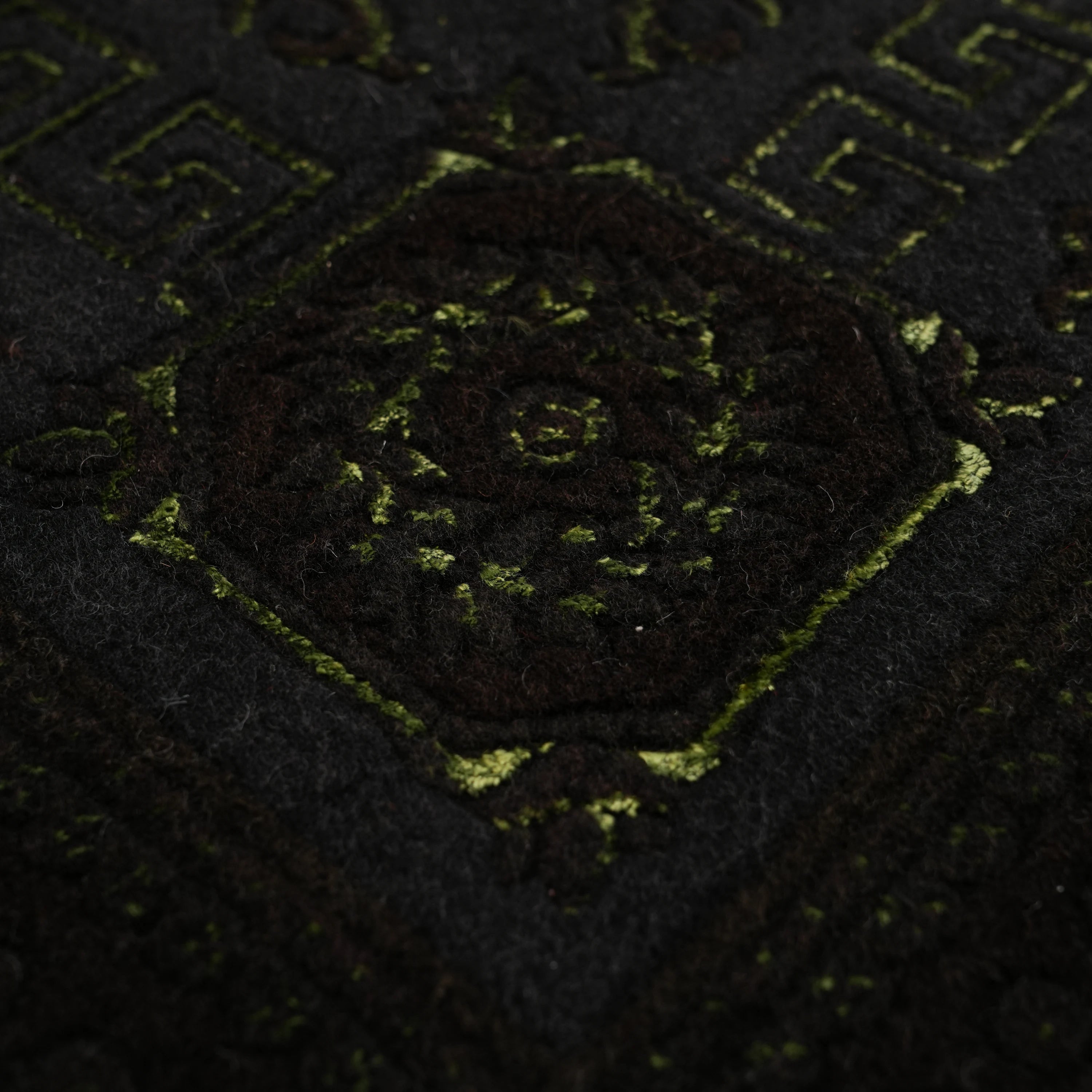 Versace Serisi El Dokuma Versace Desenli Siyah İpekli Halı