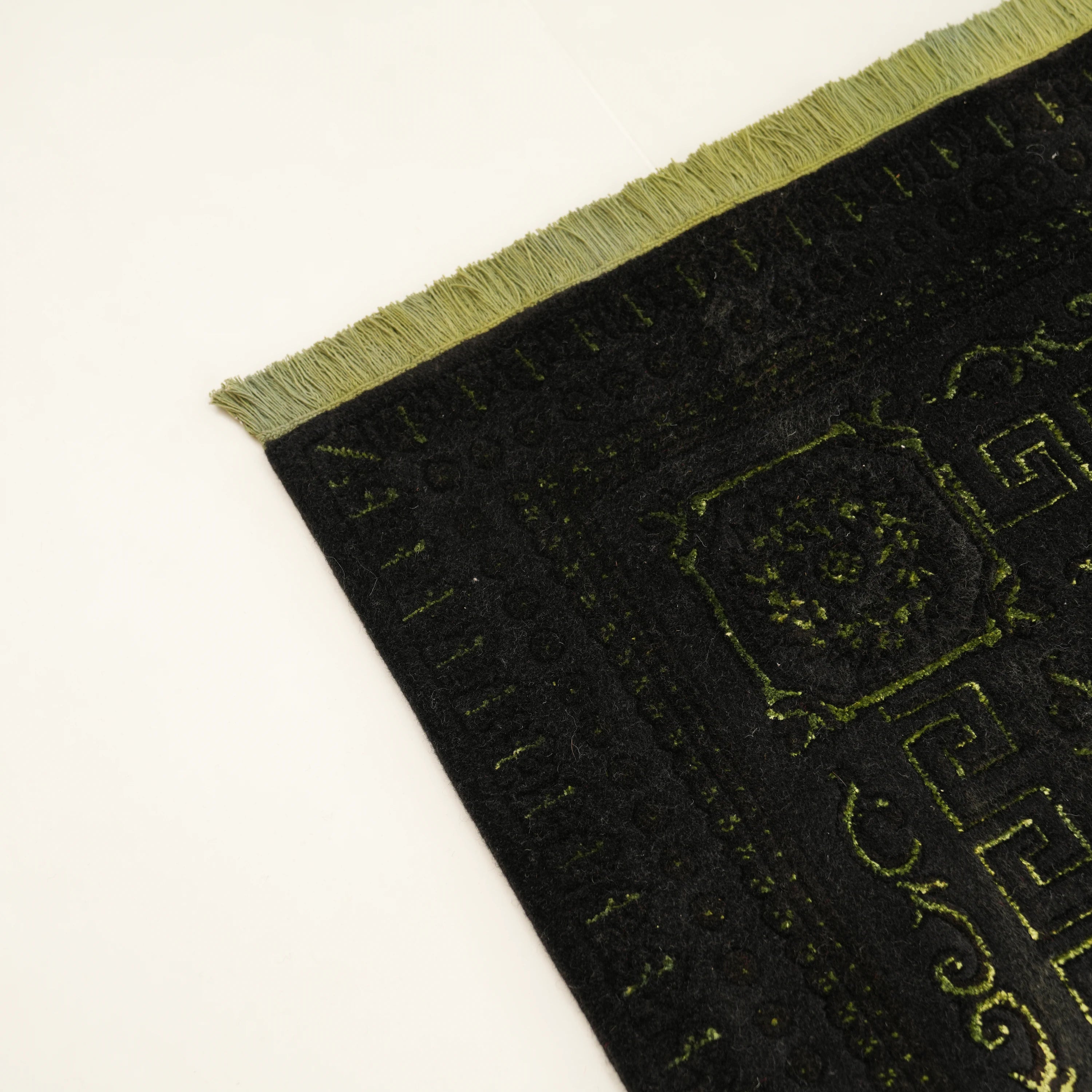 Versace Serisi İpekli El Dokuma Versace Desenli Siyah Halı — çerçeve desenli