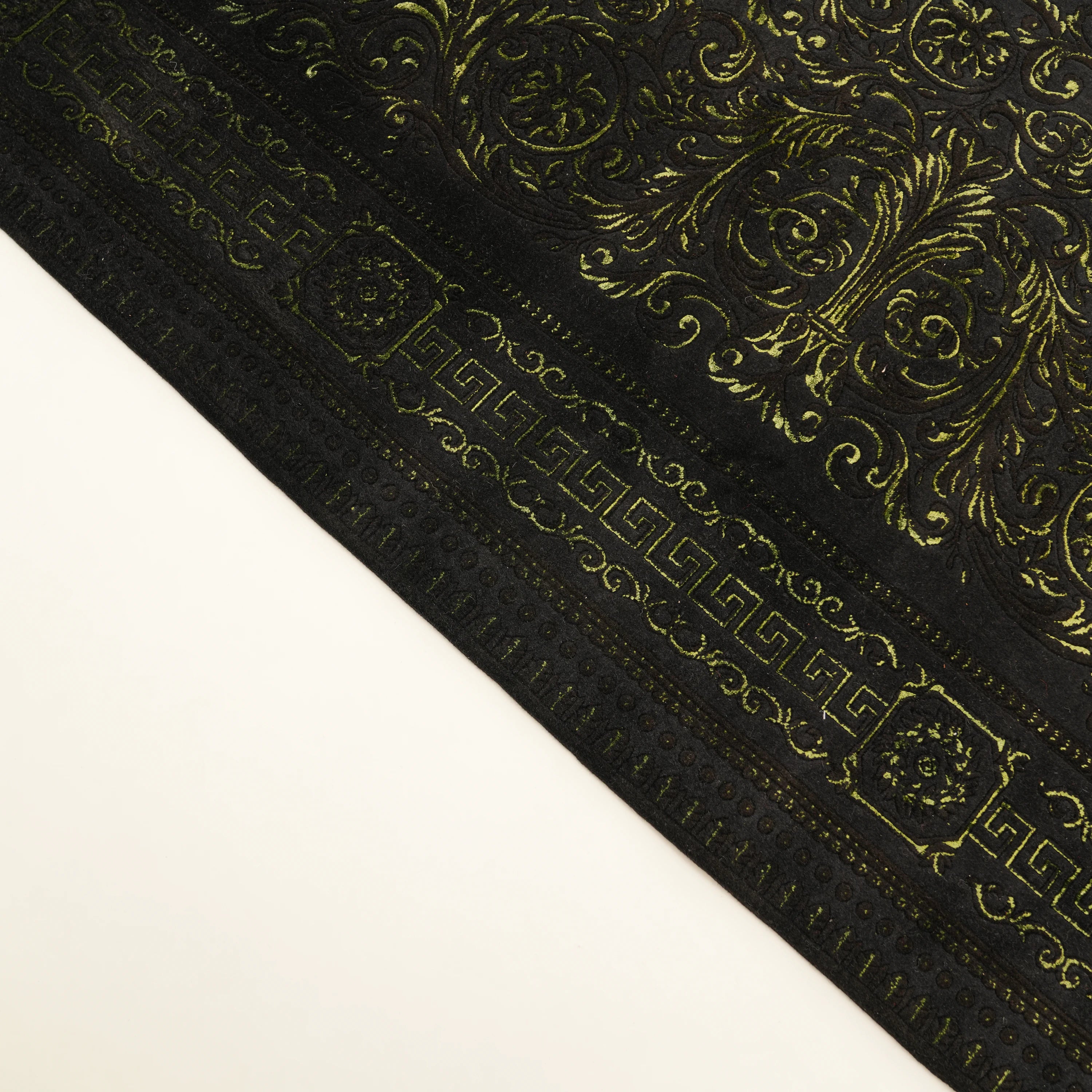 Versace Serisi İpekli El Dokuma Versace Desenli Siyah Halı — klasik desen
