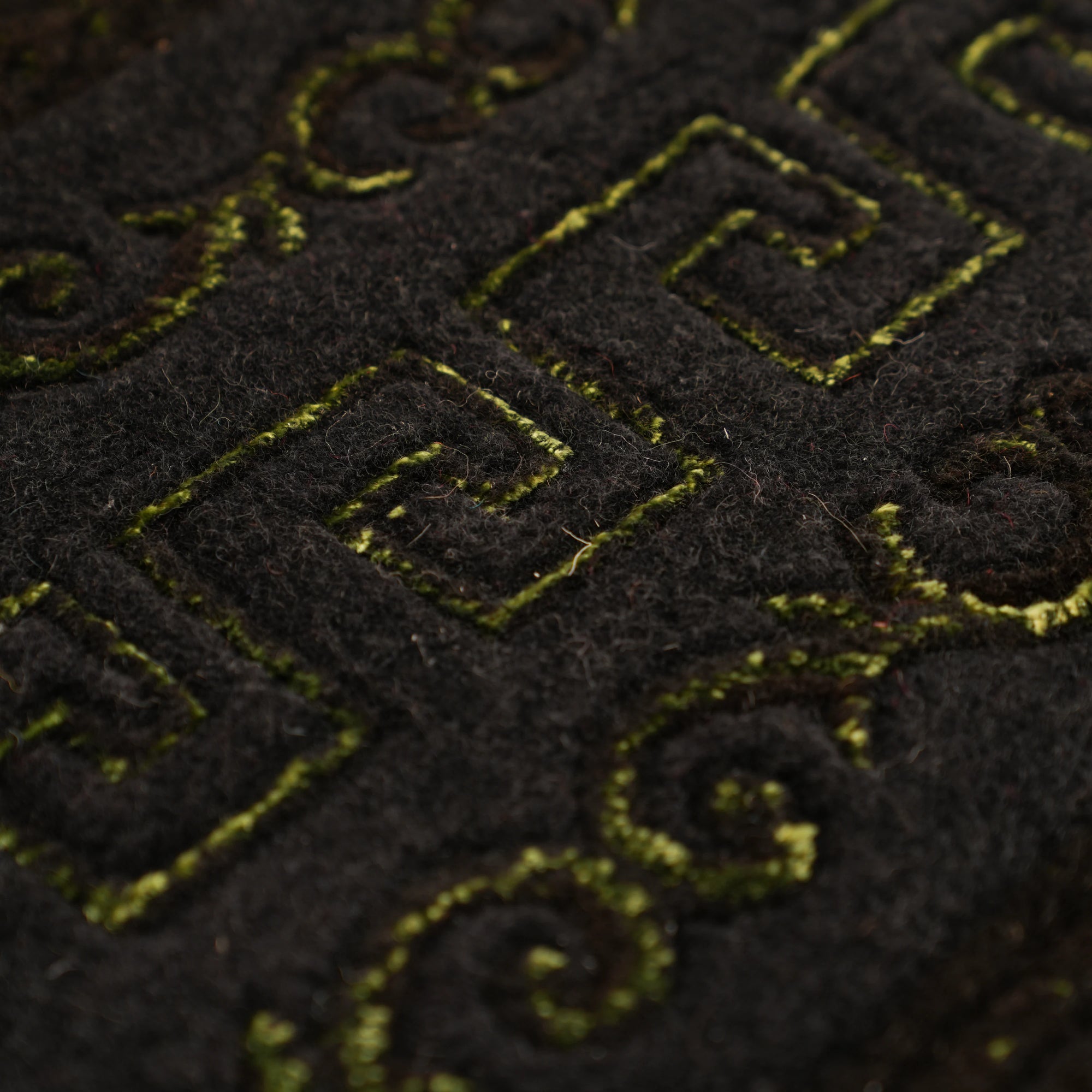 Versace Serisi İpekli El Dokuma Versace Desenli Siyah Halı — salon halısı