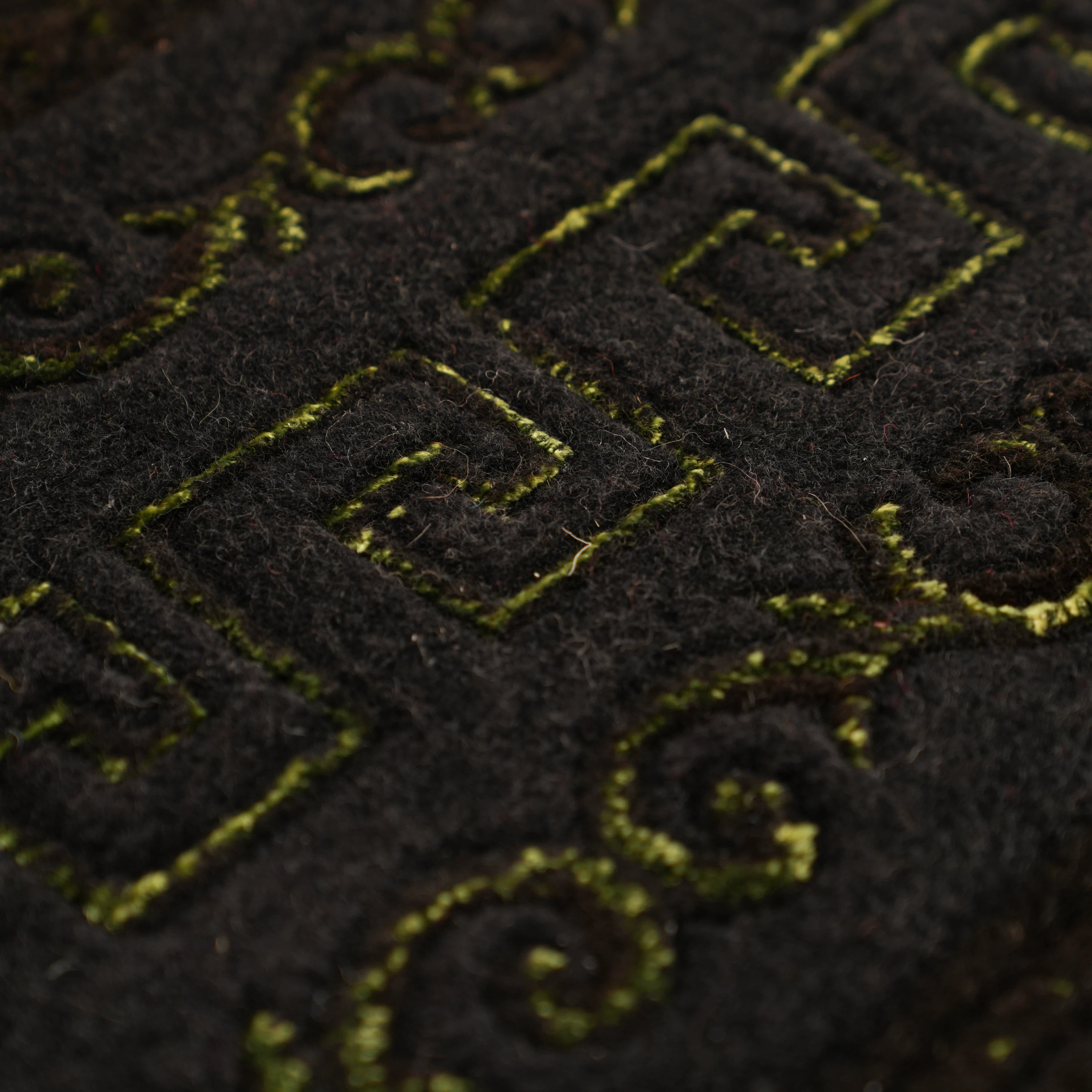 Versace Serisi İpekli El Dokuma Versace Desenli Siyah Halı — salon halısı