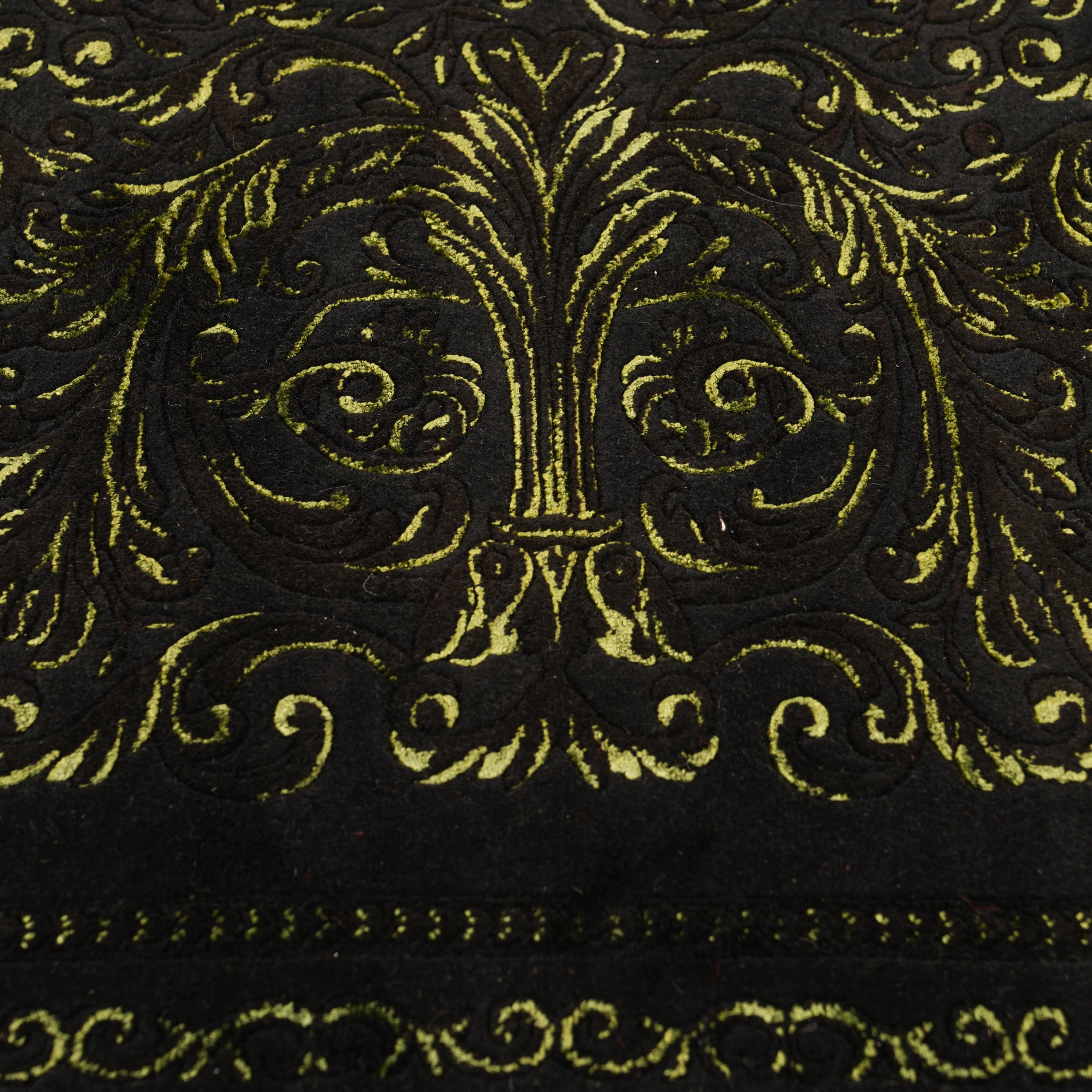 Versace Serisi İpekli El Dokuma Versace Desenli Siyah Halı