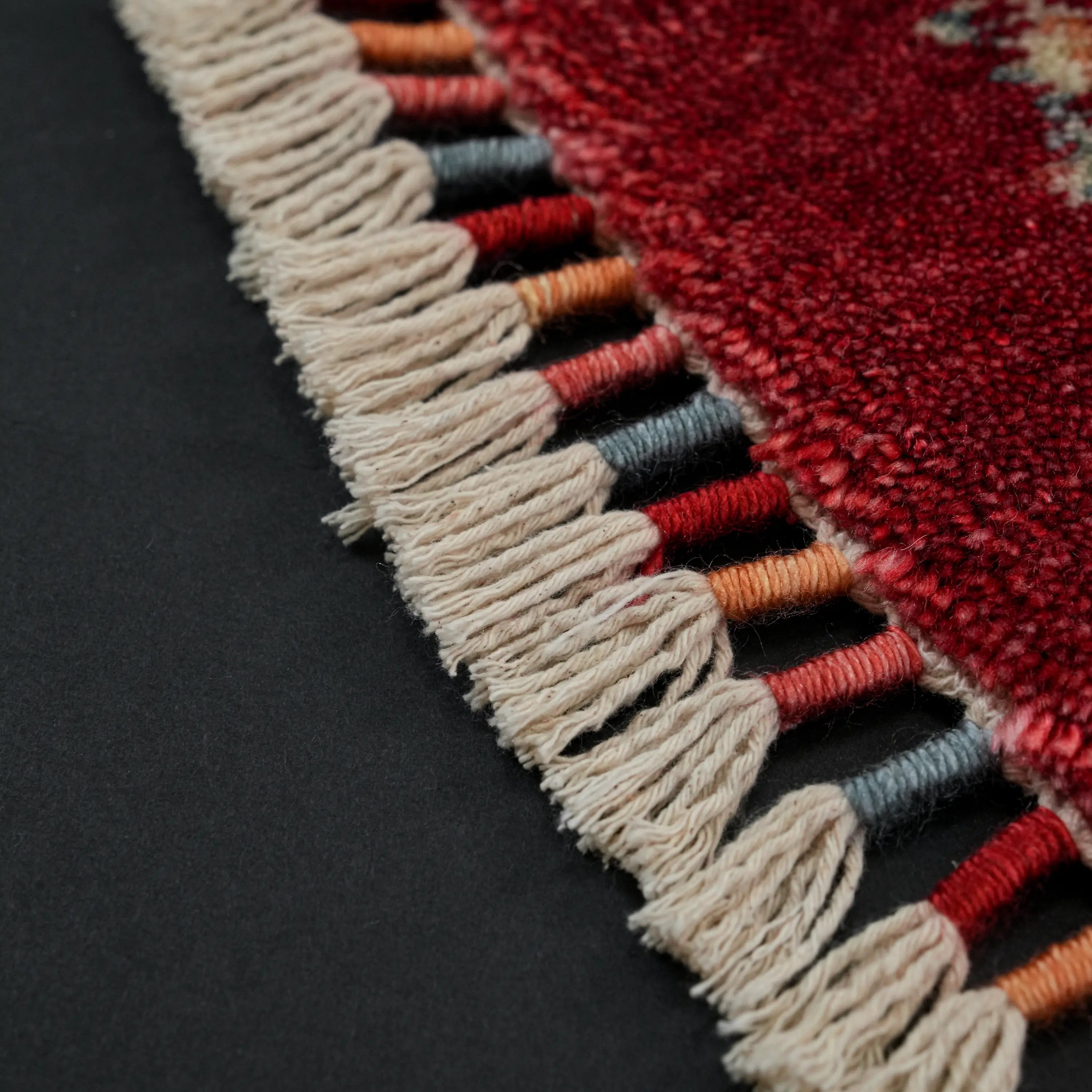 Zade Serisi Çiçek Desenli Kırmızı Tezgah Dokuma Doğal Yuvarlak Halı