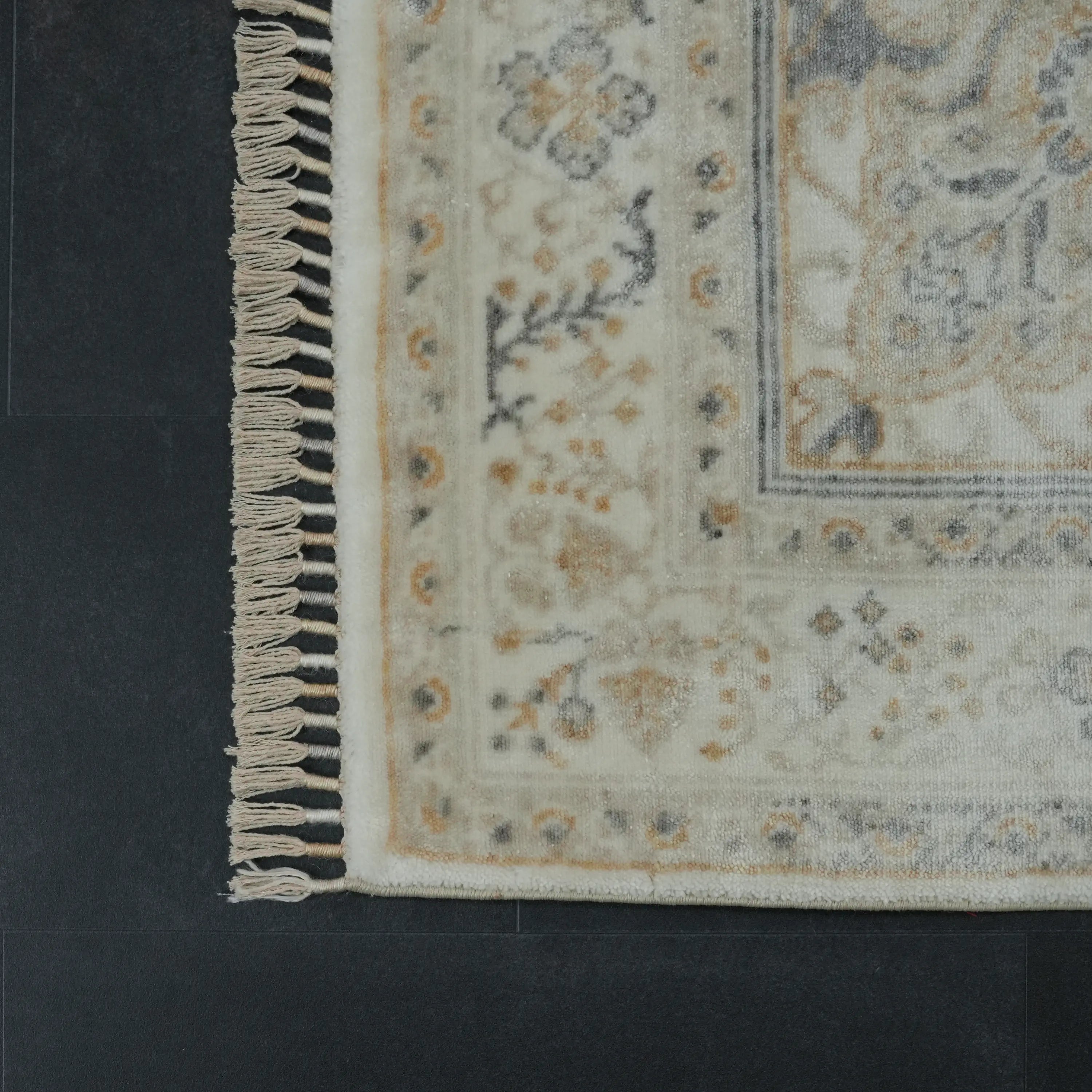 Zade Serisi Madalyon Desenli Krem Tencel Tezgah Dokuma Halı