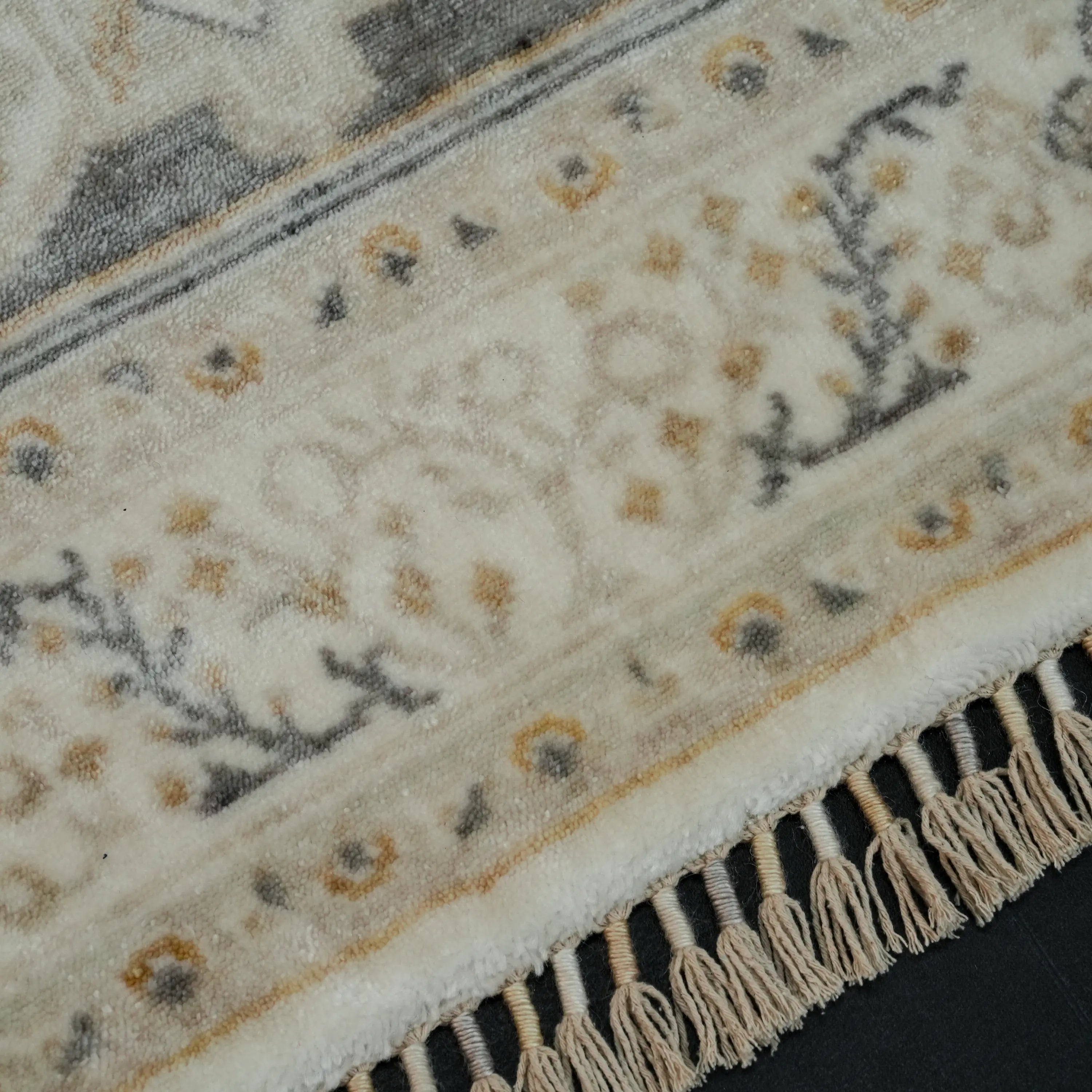 Zade Serisi Madalyon Desenli Krem Tencel Tezgah Dokuma Halı