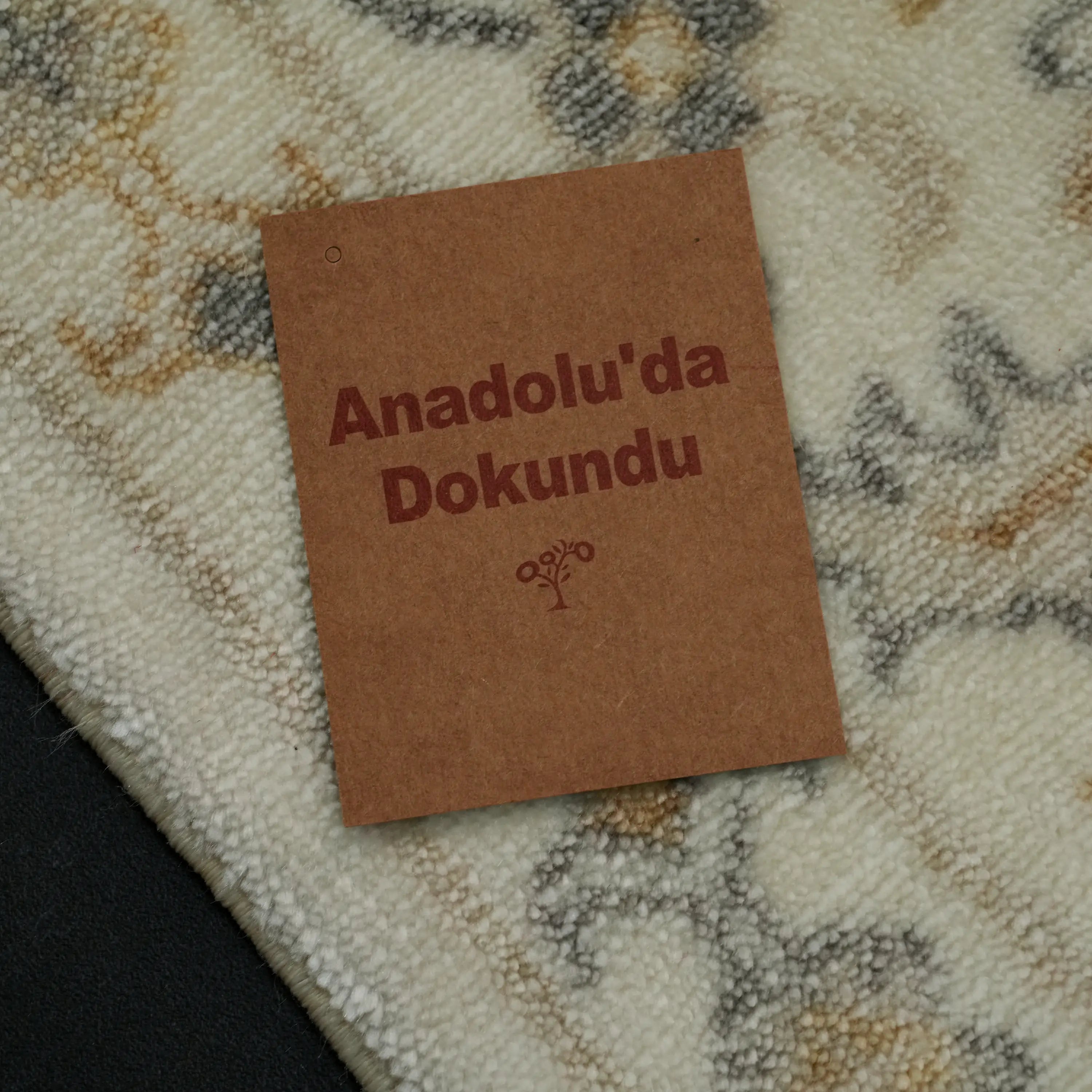 Zade Serisi Uşak Desenli Krem Tencel Tezgah Dokuma Halı