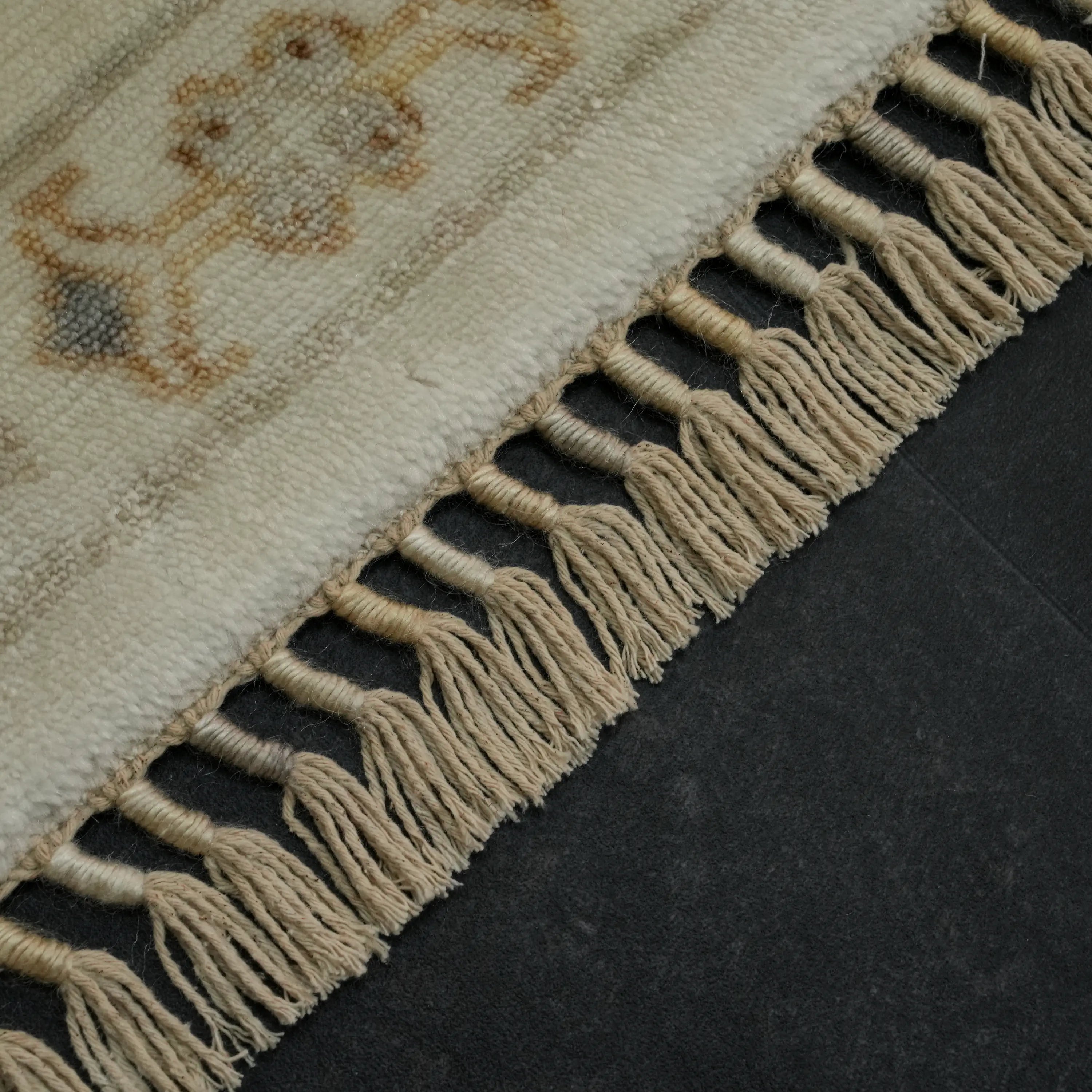 Zade Serisi Uşak Desenli Krem Tencel Tezgah Dokuma Halı