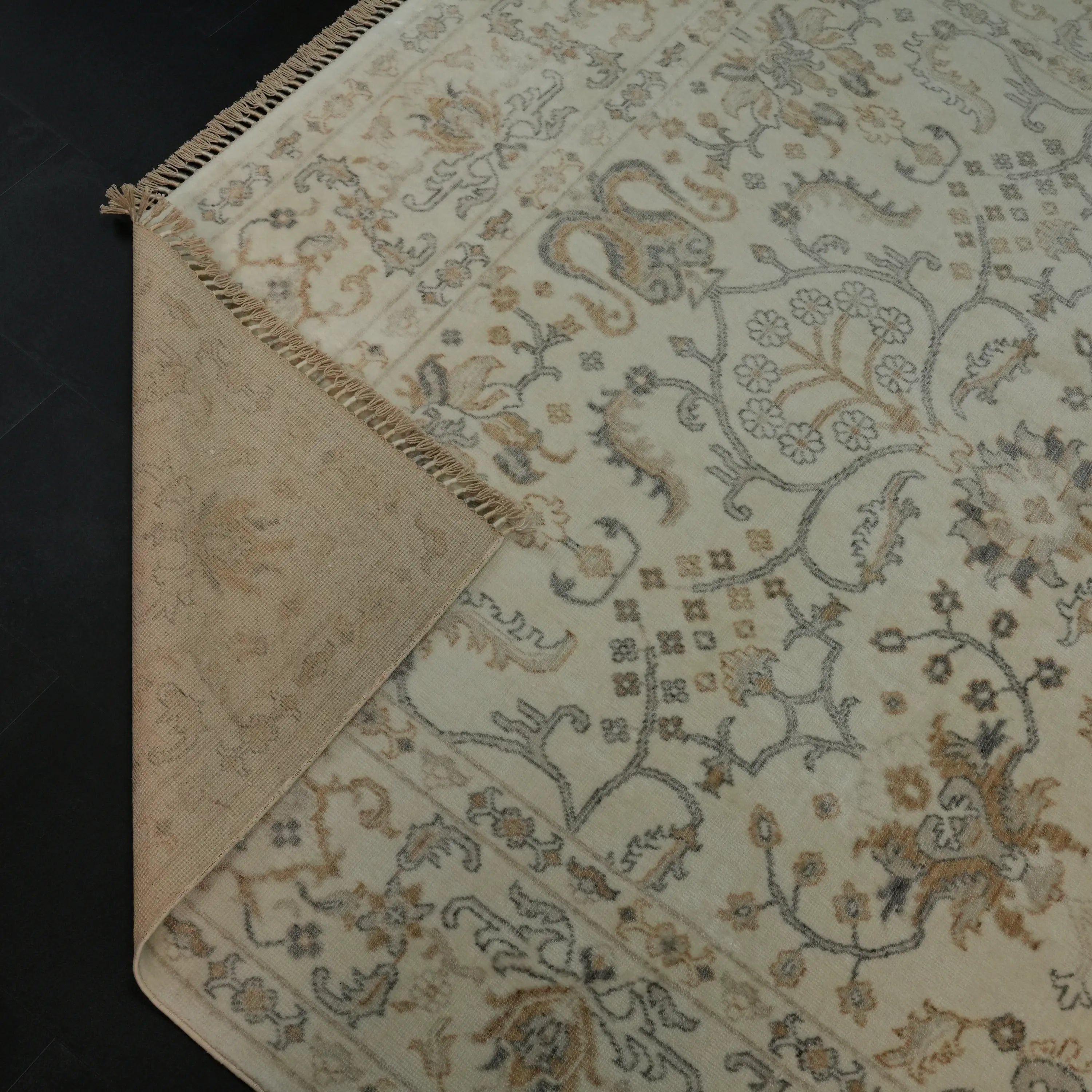 Zade Serisi Uşak Desenli Krem Tencel Tezgah Dokuma Halı