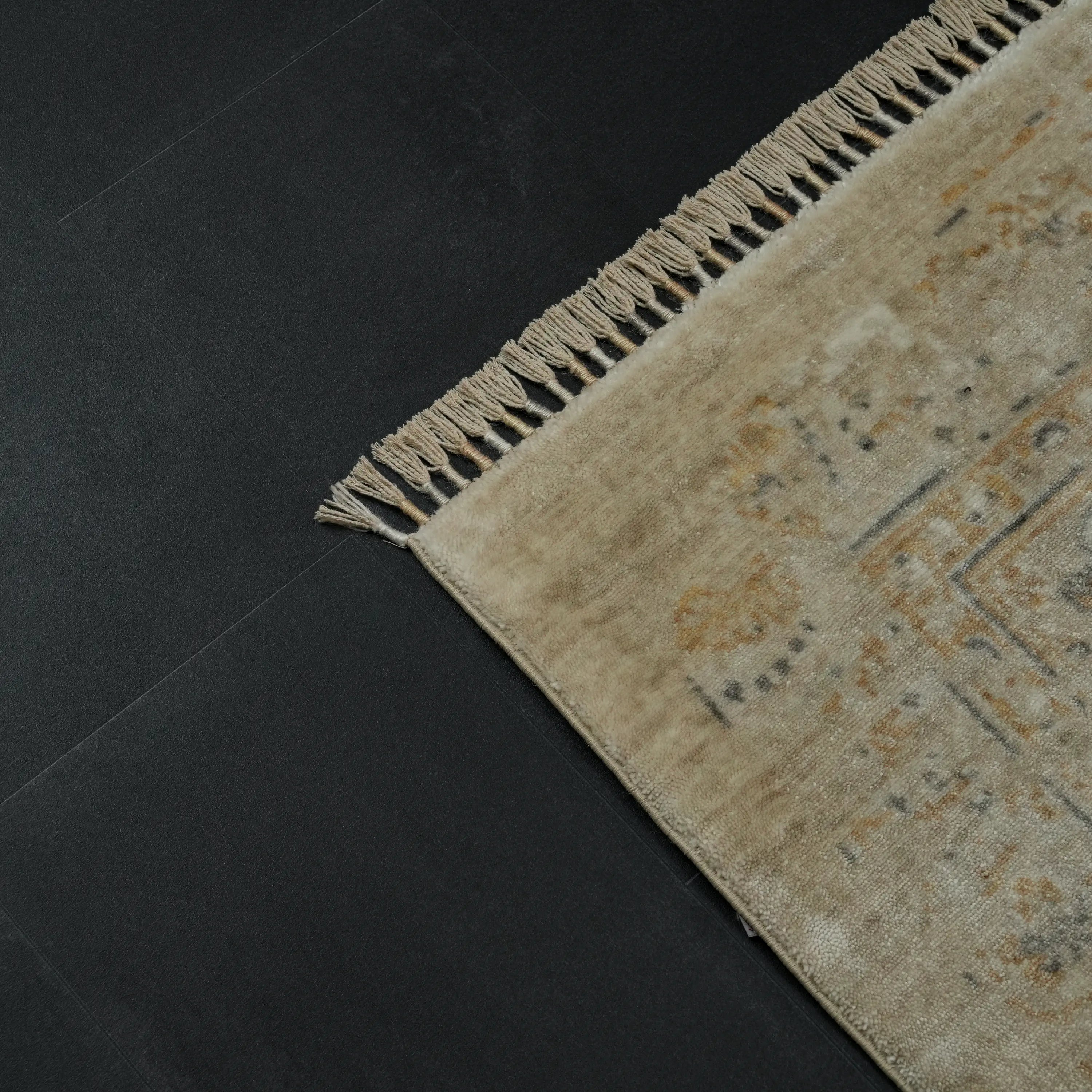 Zade Serisi Vintage Desenli Krem Tencel Tezgah Dokuma Halı