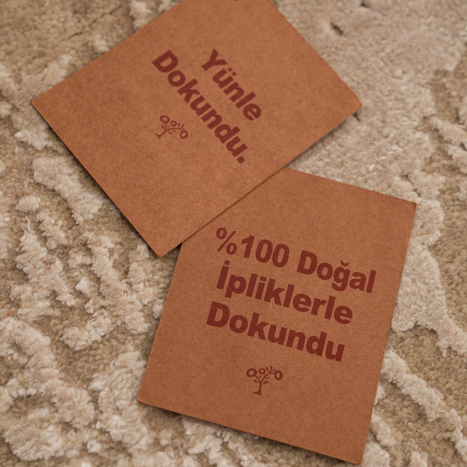 Aren Serisi El Dokuma Vintage Desenli Krem Yün Halı