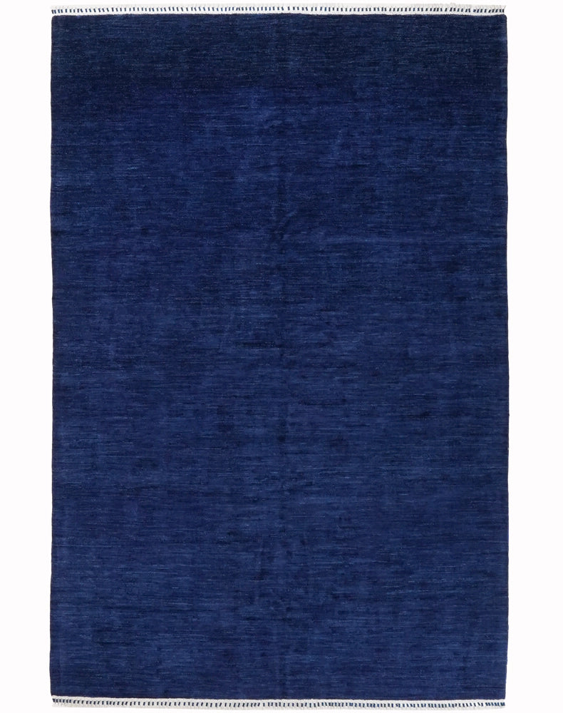 Lacivertin üst düzeyi, zengin tonlamaları ve %100 el işçişiğiyle.