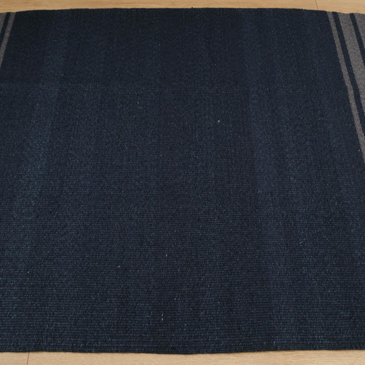 Çizgi Desenli Makine Dokuma Kilim — çizgili