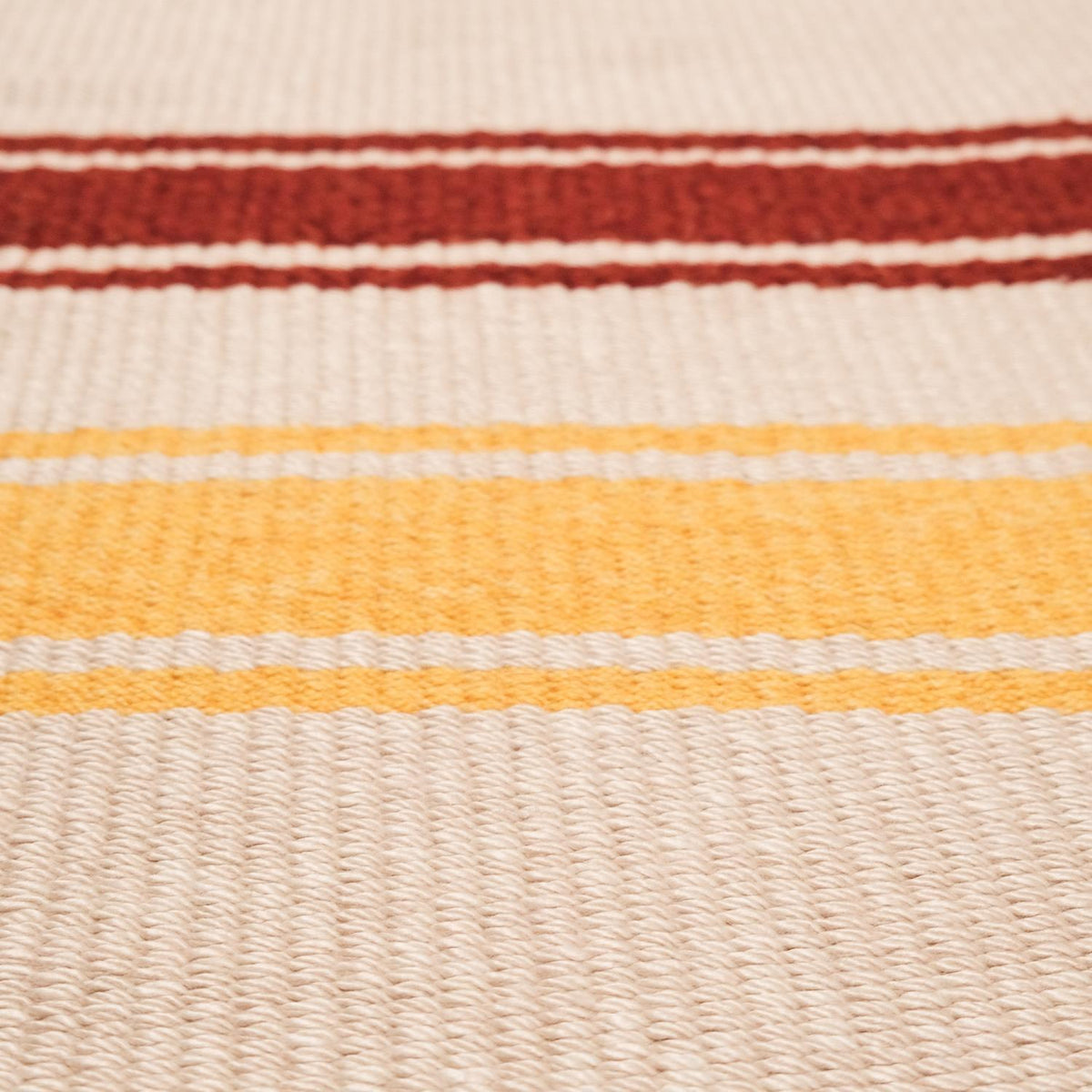 krem çizgi desenli kilim — şerit makrosu; bordo bant, ince beyaz çizgiler ve sarı bant