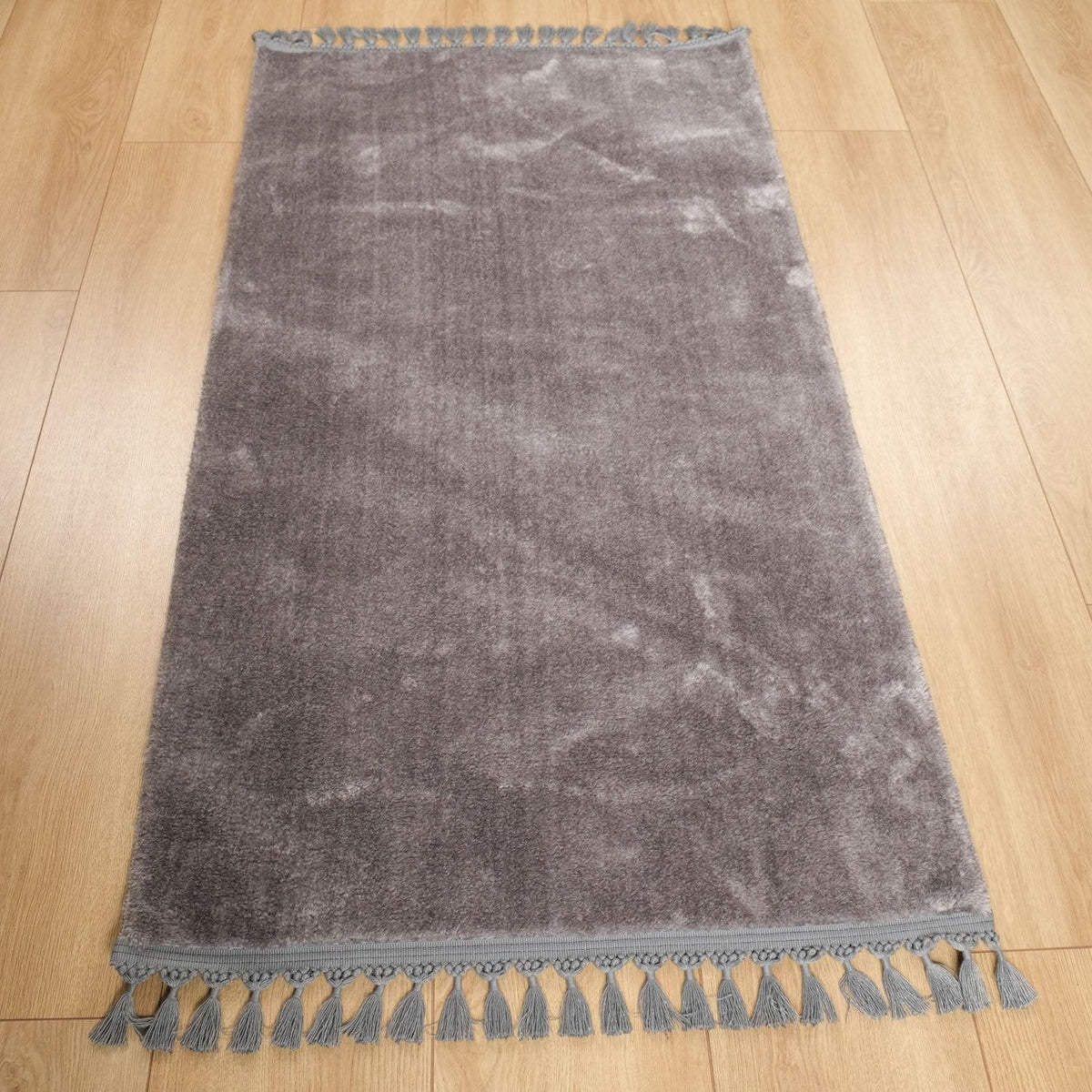Sade Desenli Makine Dokuma Halı — 80x150 cm