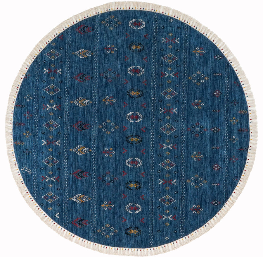 Gayet  güzel lacivert-mavi bir yuvarlak halı.