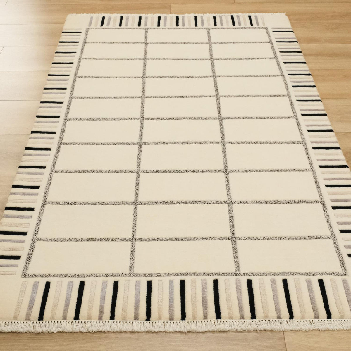 El Dokuma Geometrik Desenli Krem Halı — 95x150 cm