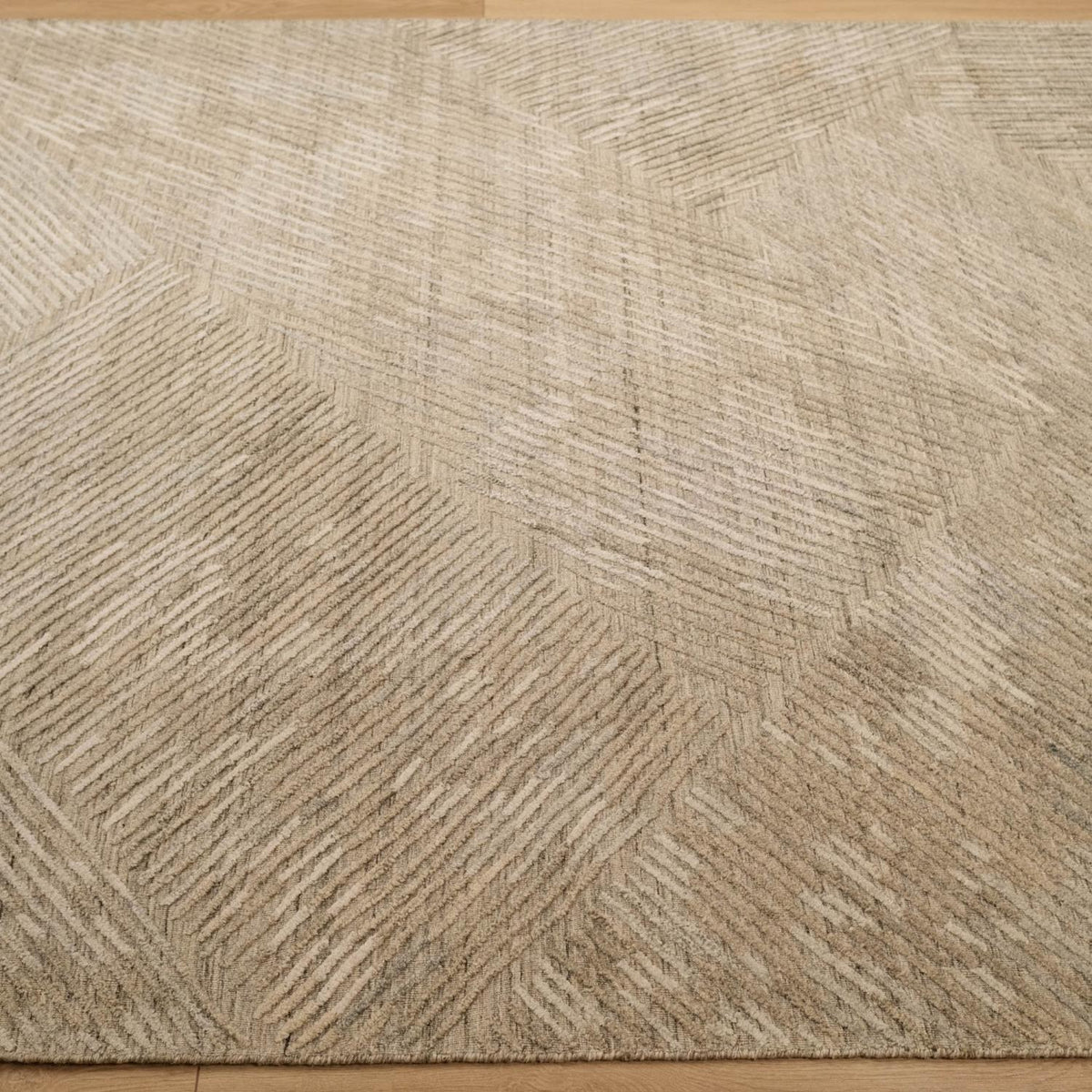 Geometrik Desenli El Dokuma Halı — bambu