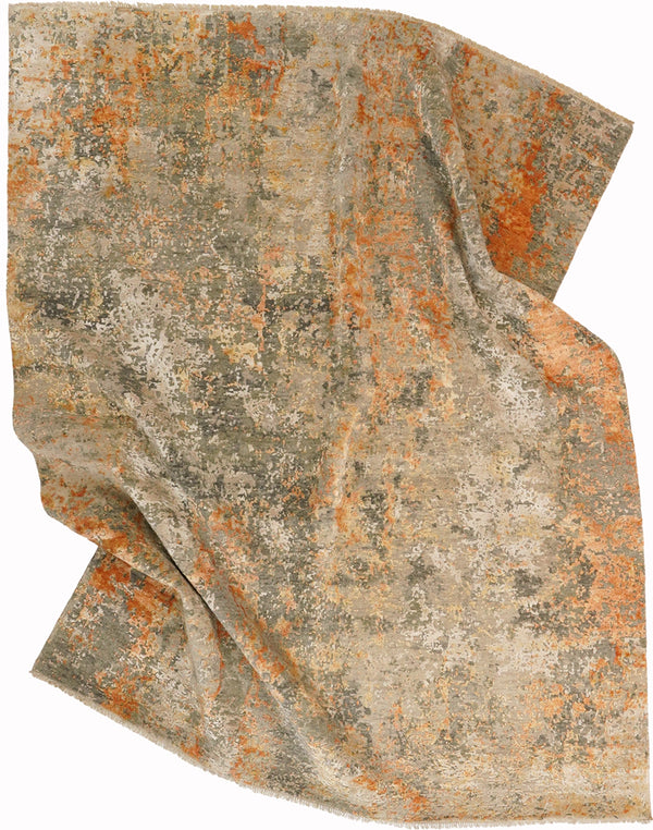 Aylar süren el işçiliği üretim, gri ipekli yüzey, soyut motif, toprak tonlarının  pastel ışıltısı.