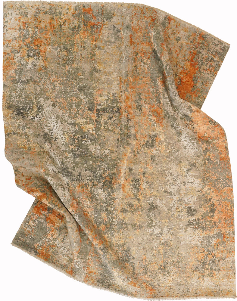 Aylar süren el işçiliği üretim, gri ipekli yüzey, soyut motif, toprak tonlarının  pastel ışıltısı.