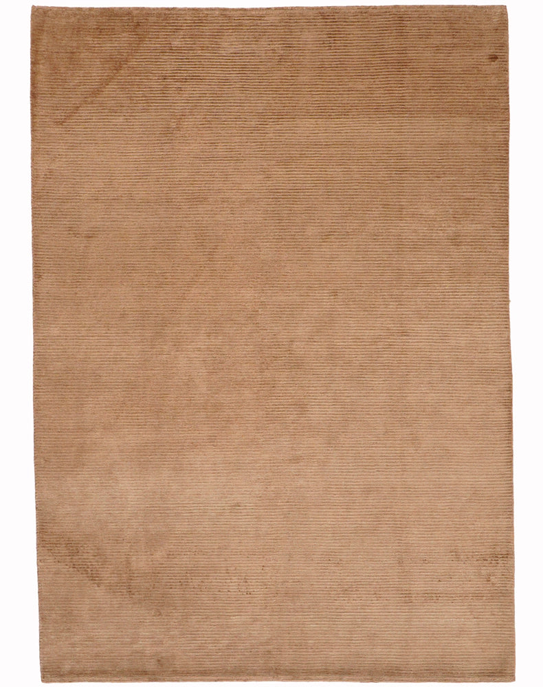 Kahve - bakır tonlarında düz ve doğal, sürülmüş toprak gibi.