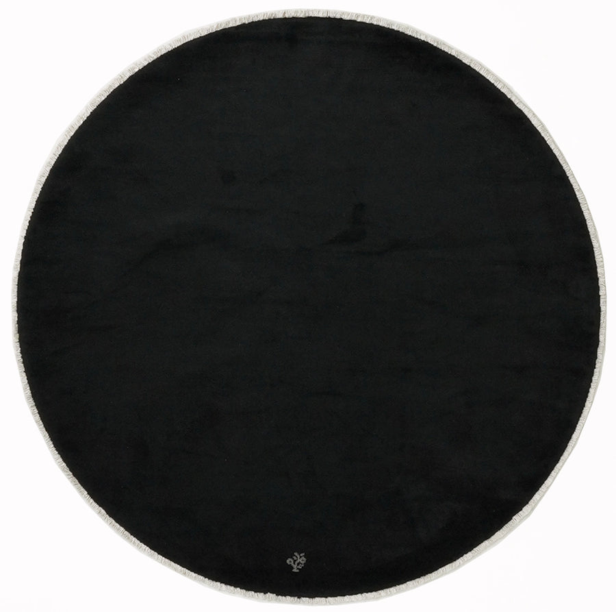 Siyah, düz ve doğal yumuşaklık, yatak odaları için doğru tercih.