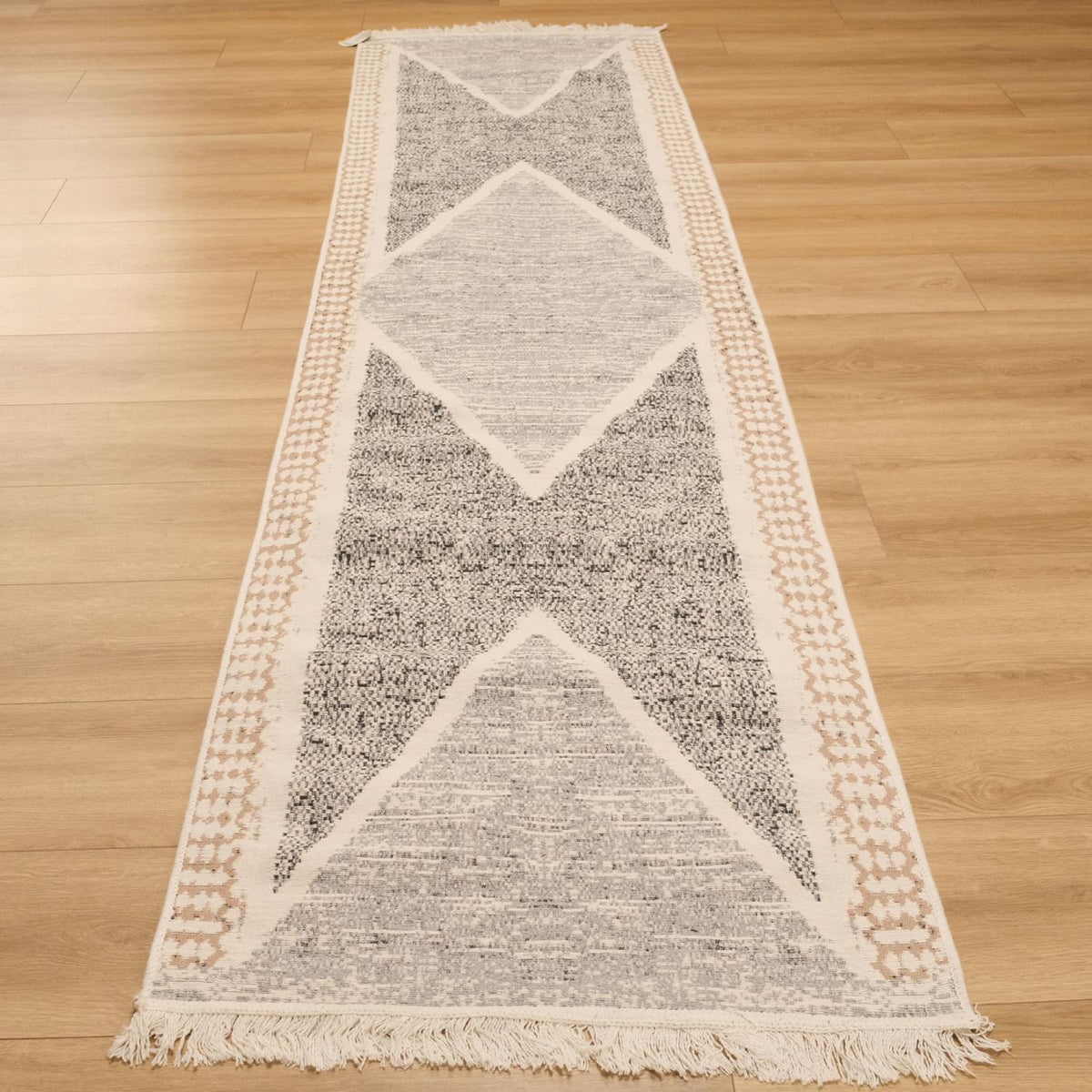 Kehribar gri geometrik desenli kilim — uzun dar formun tamamı tepeden, soluk gri tonlarda
