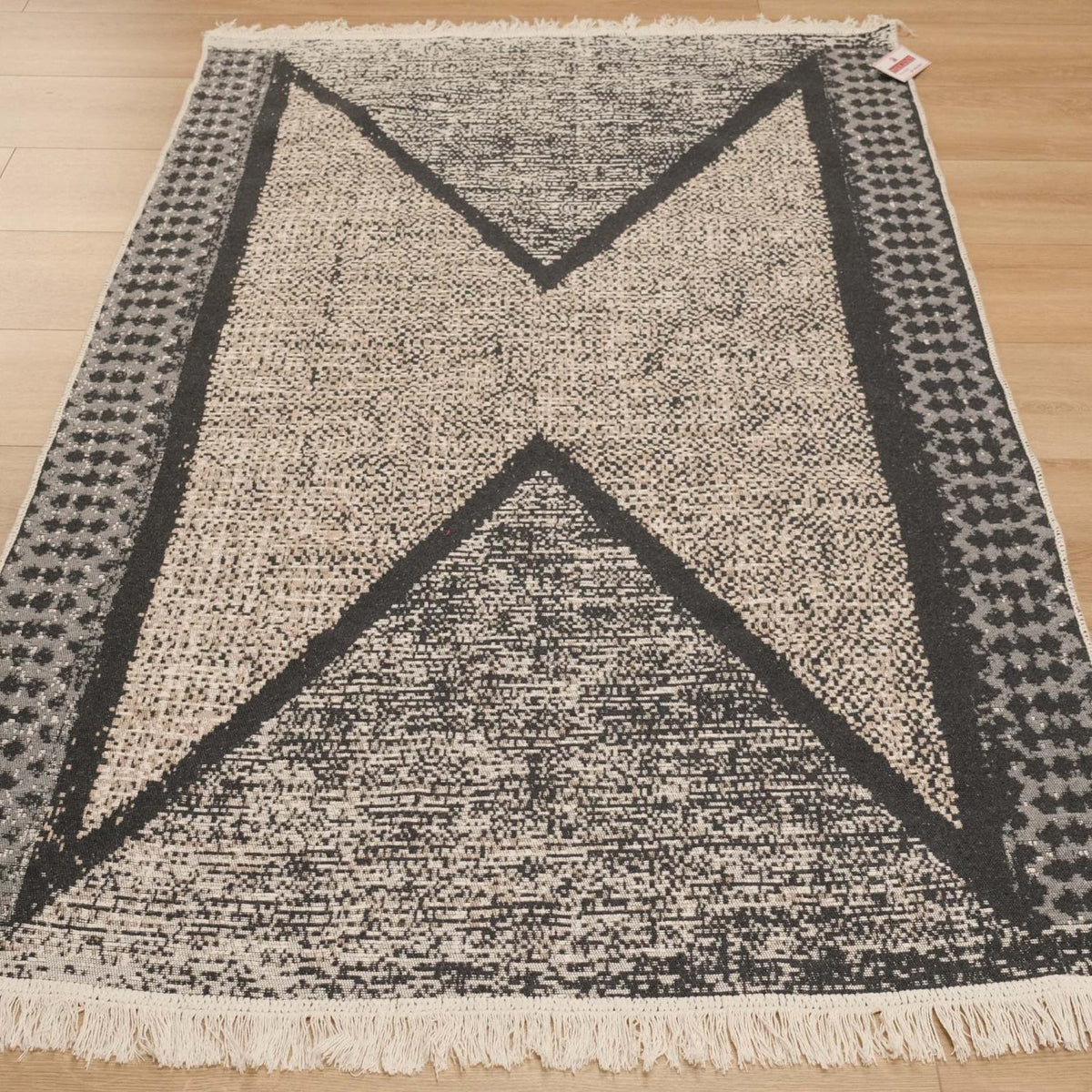Kehribar gri geometrik desenli kilim — karşıdan boydan kadraj, ters üçgenler ve uçta saçak