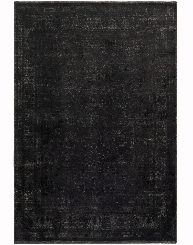 Siyah, vintage, parlak ve asil salon halısı.