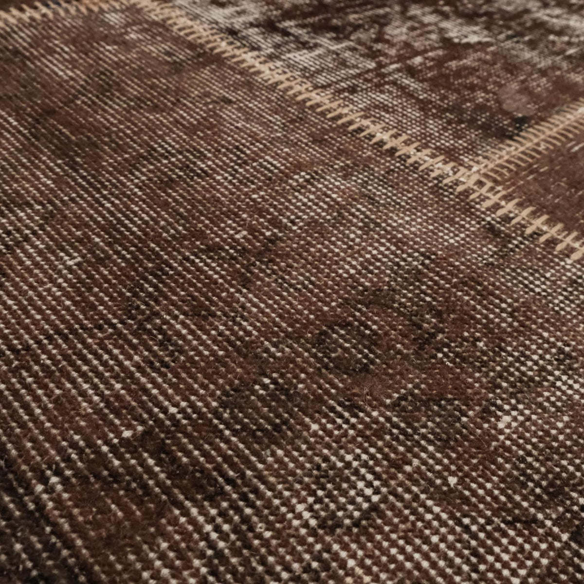 El Dokuma Patchwork Desenli Kahverengi Halı — etnik desenli