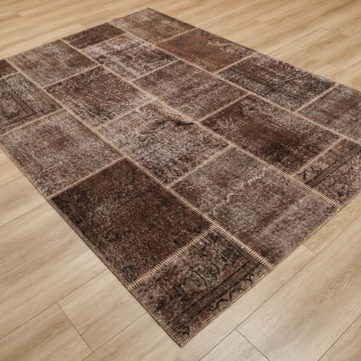 El Dokuma Patchwork Desenli Kahverengi Halı, 170x240 cm — Halıcızade