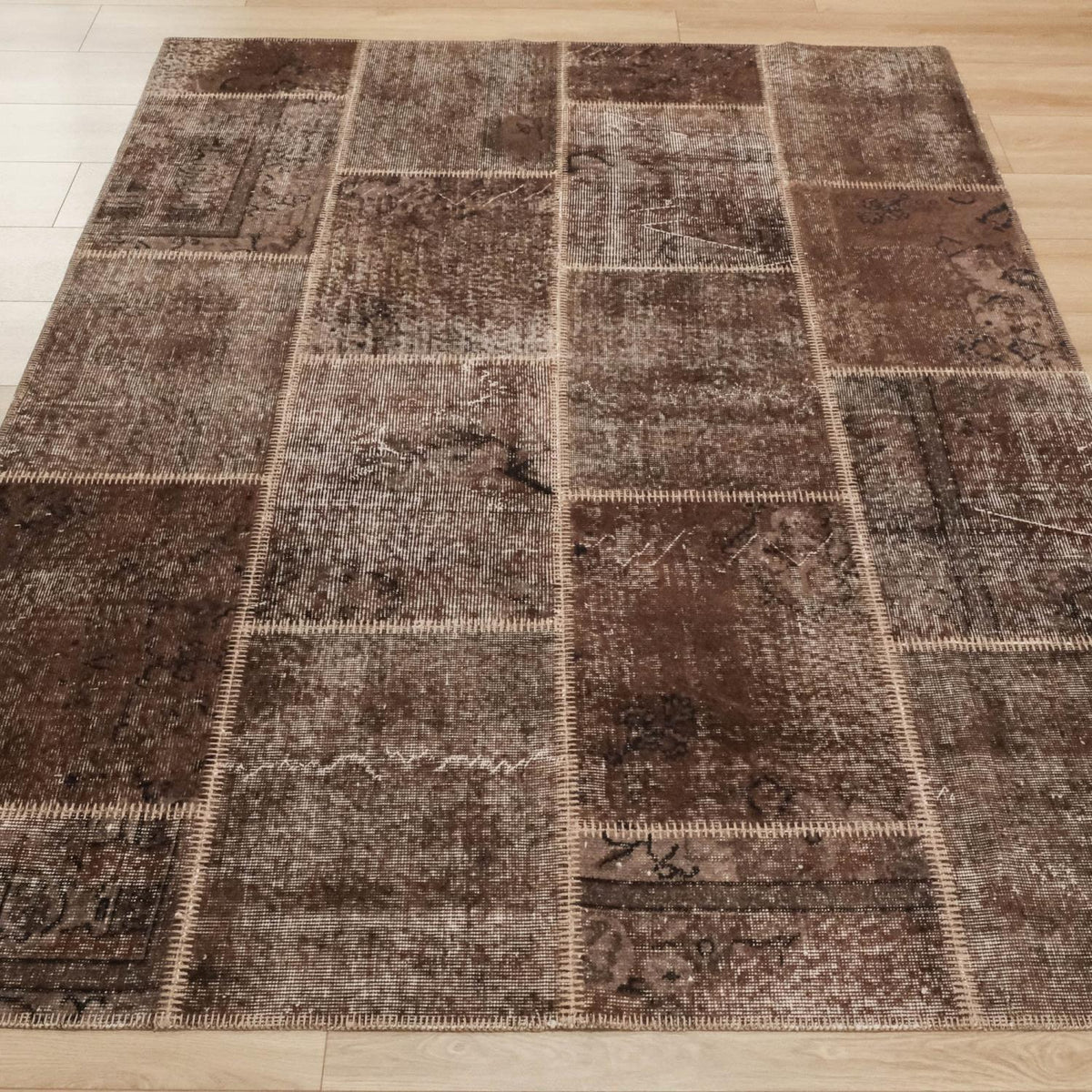 El Dokuma Patchwork Desenli Kahverengi Halı — 170x240 cm