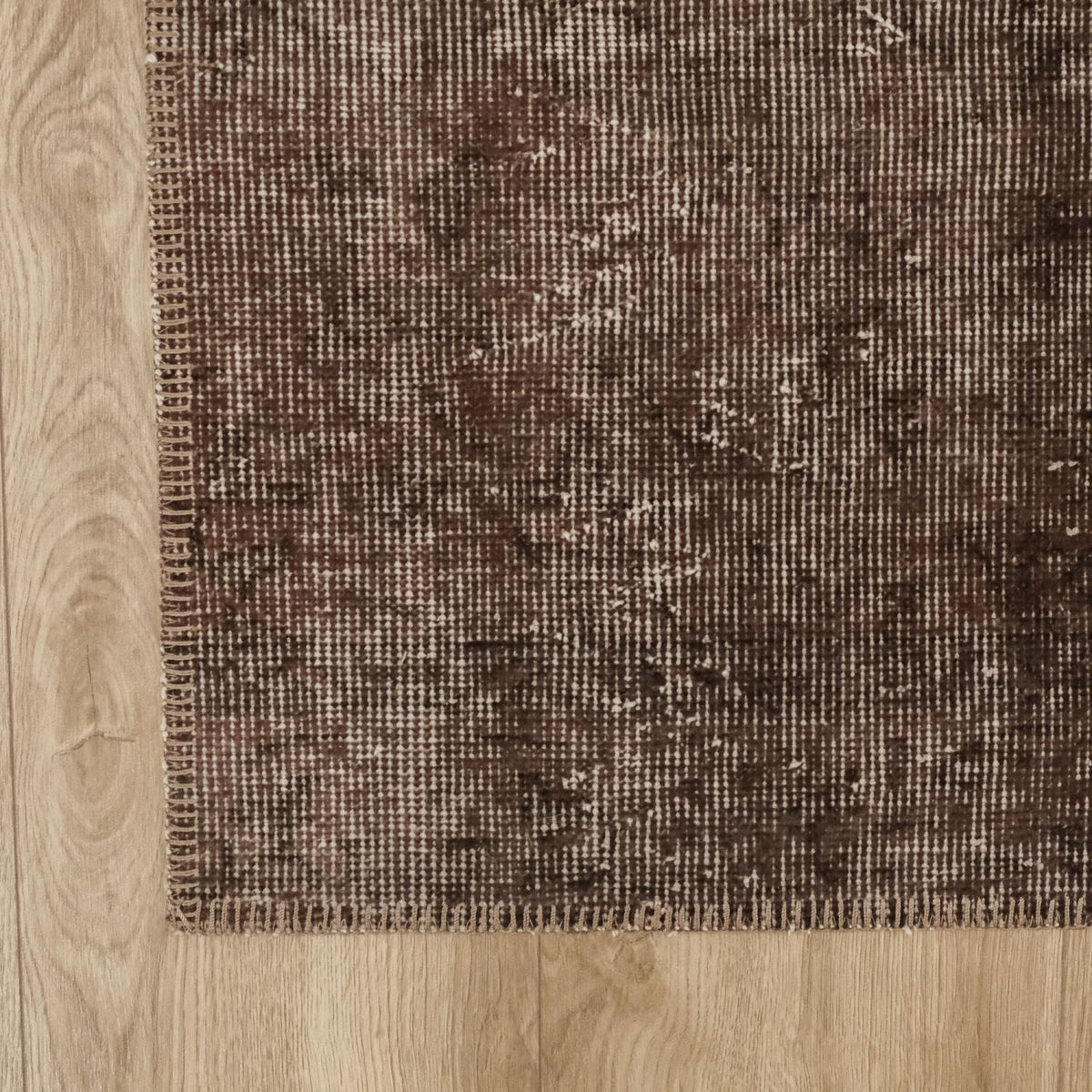 El Dokuma Patchwork Desenli Kahverengi Halı — ofis halısı