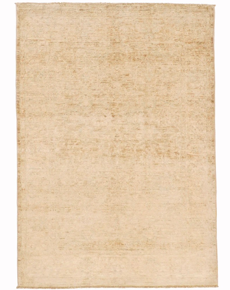 Parlak altın sarısı, ilk bakışta dikkat çeken köklü el dokuması halı.