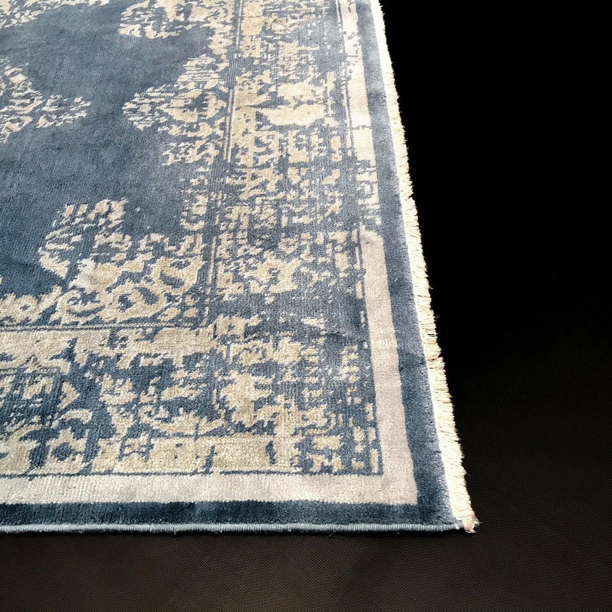Vintage Patterned Machine Woven Carpet